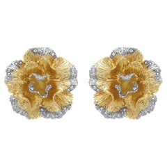Orecchini con diamante bianco e fiore di Lilly in oro bianco e giallo 18 carati con finitura spazzolata