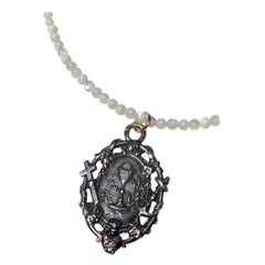 J Dauphin Collier de perles en argent avec médaille d'amour et de foi en diamants blancs