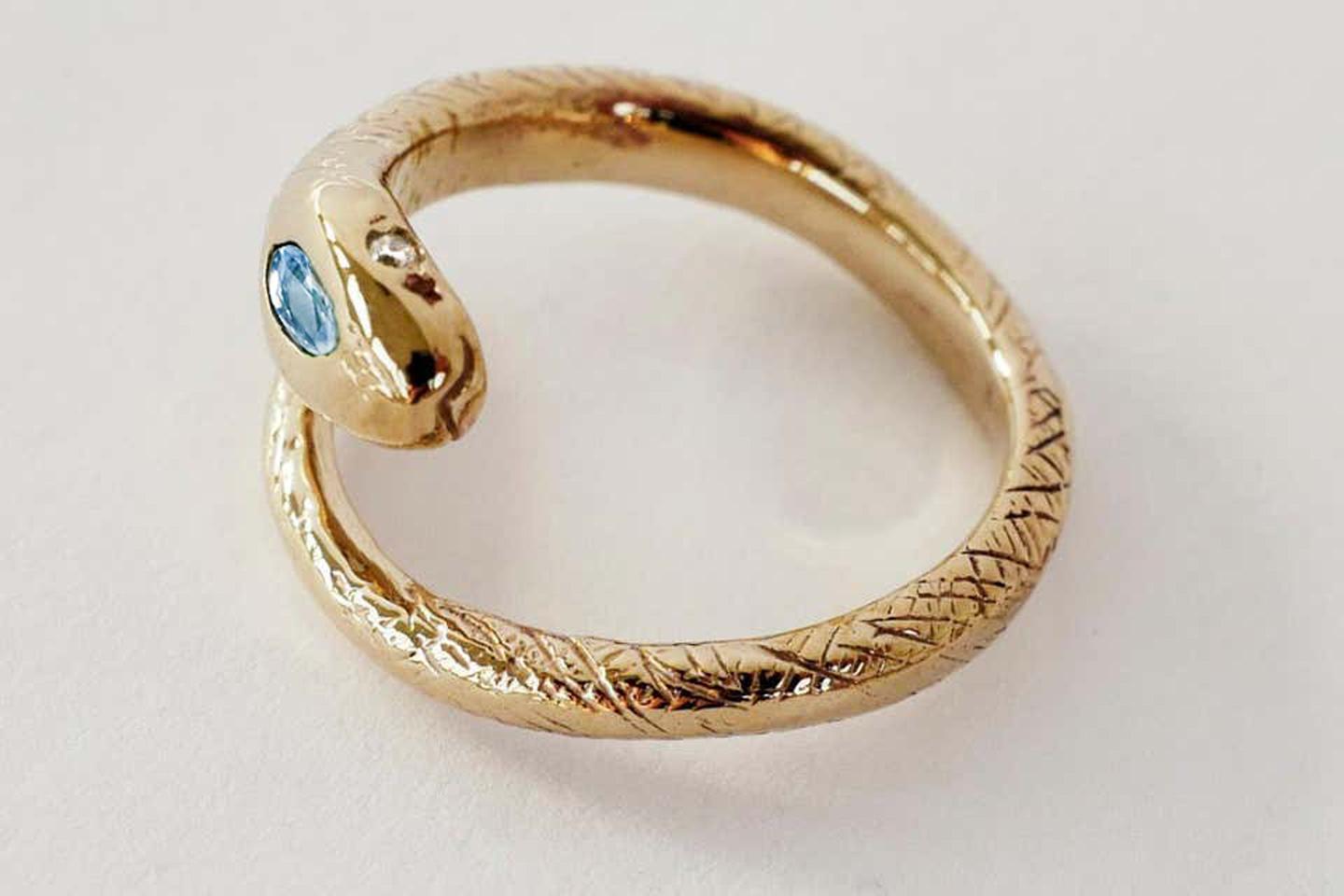 White Diamond Gold Snake Ring In New Condition For Sale In Los Angeles, CA