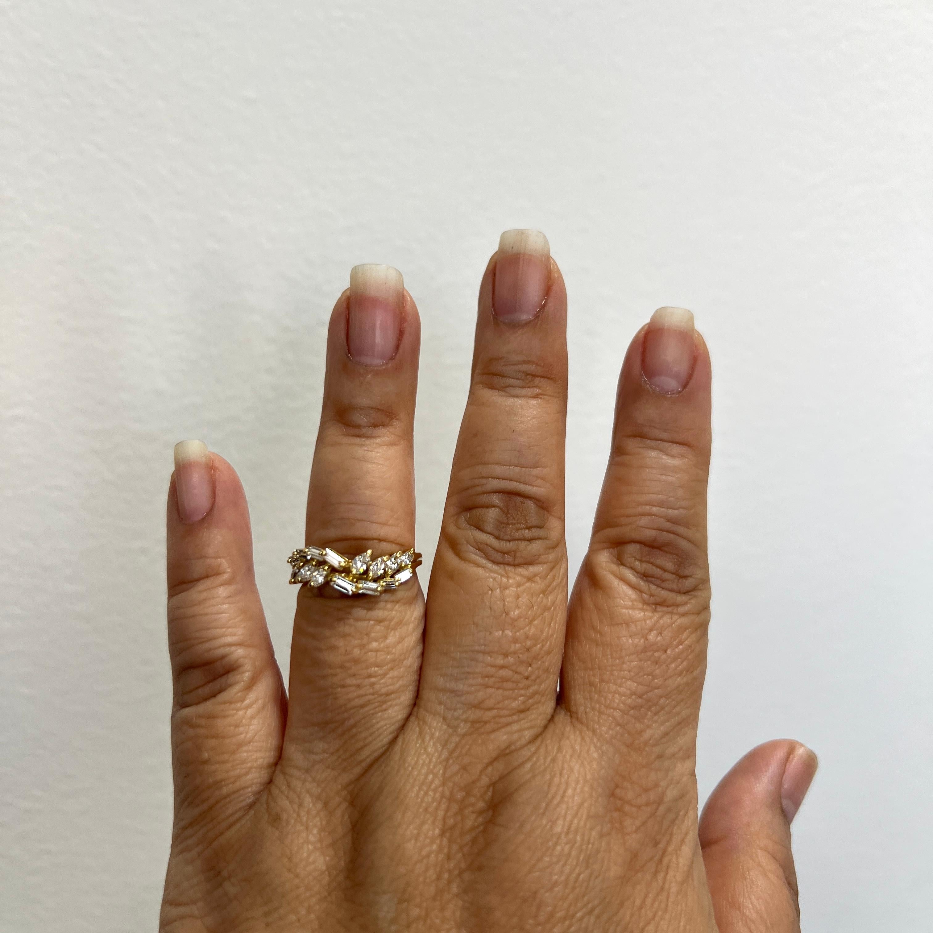 Preciosos diamantes marquesa y baguettes de 1,00 ct. de buena calidad, blancos y blancos brillantes.  Hecho a mano en oro amarillo de 18 quilates.  Anillo talla 6,75.