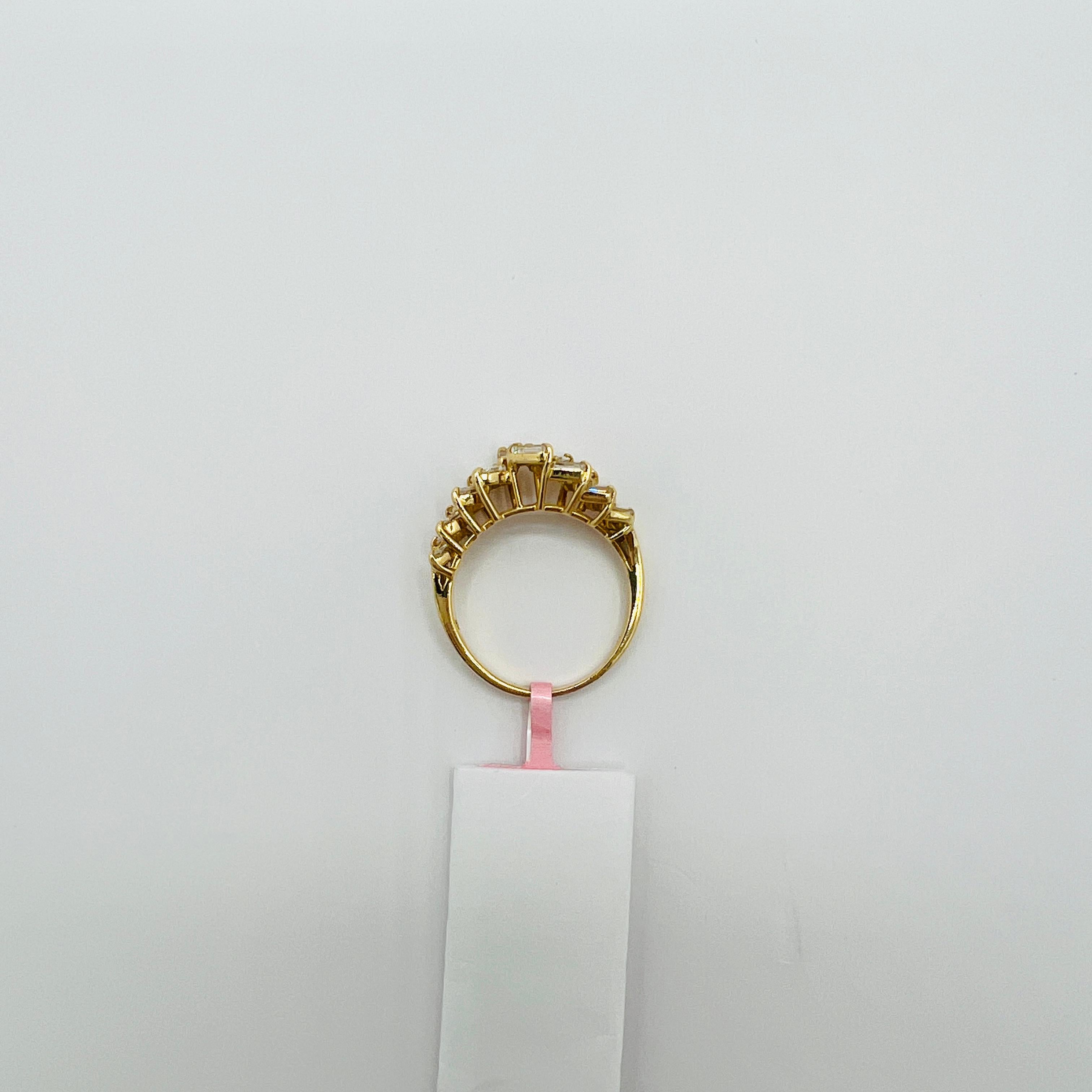 Femenino o masculino Anillo de diamantes blancos marquesa y baguette en oro amarillo de 18 quilates en venta