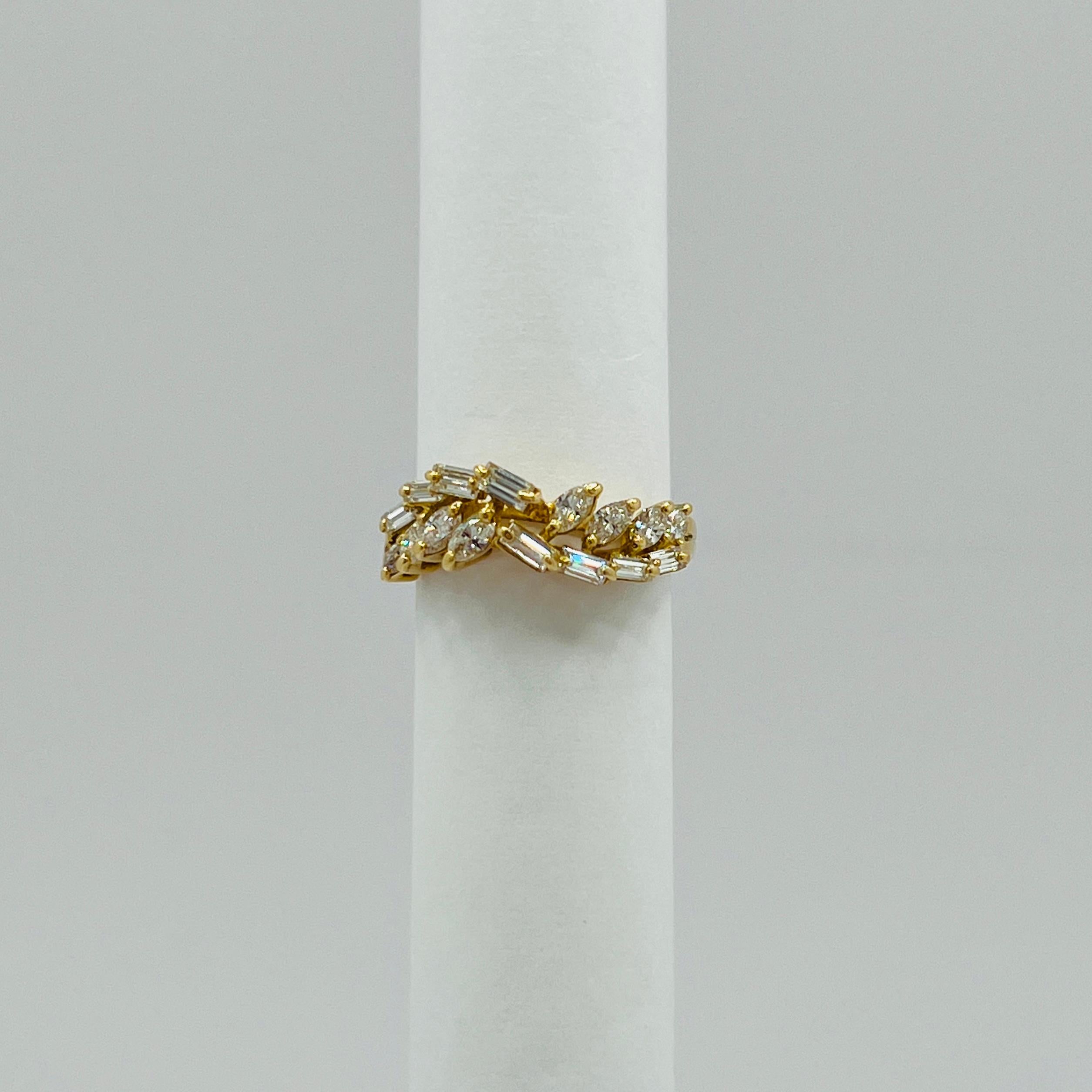 Anillo de diamantes blancos marquesa y baguette en oro amarillo de 18 quilates en venta 1