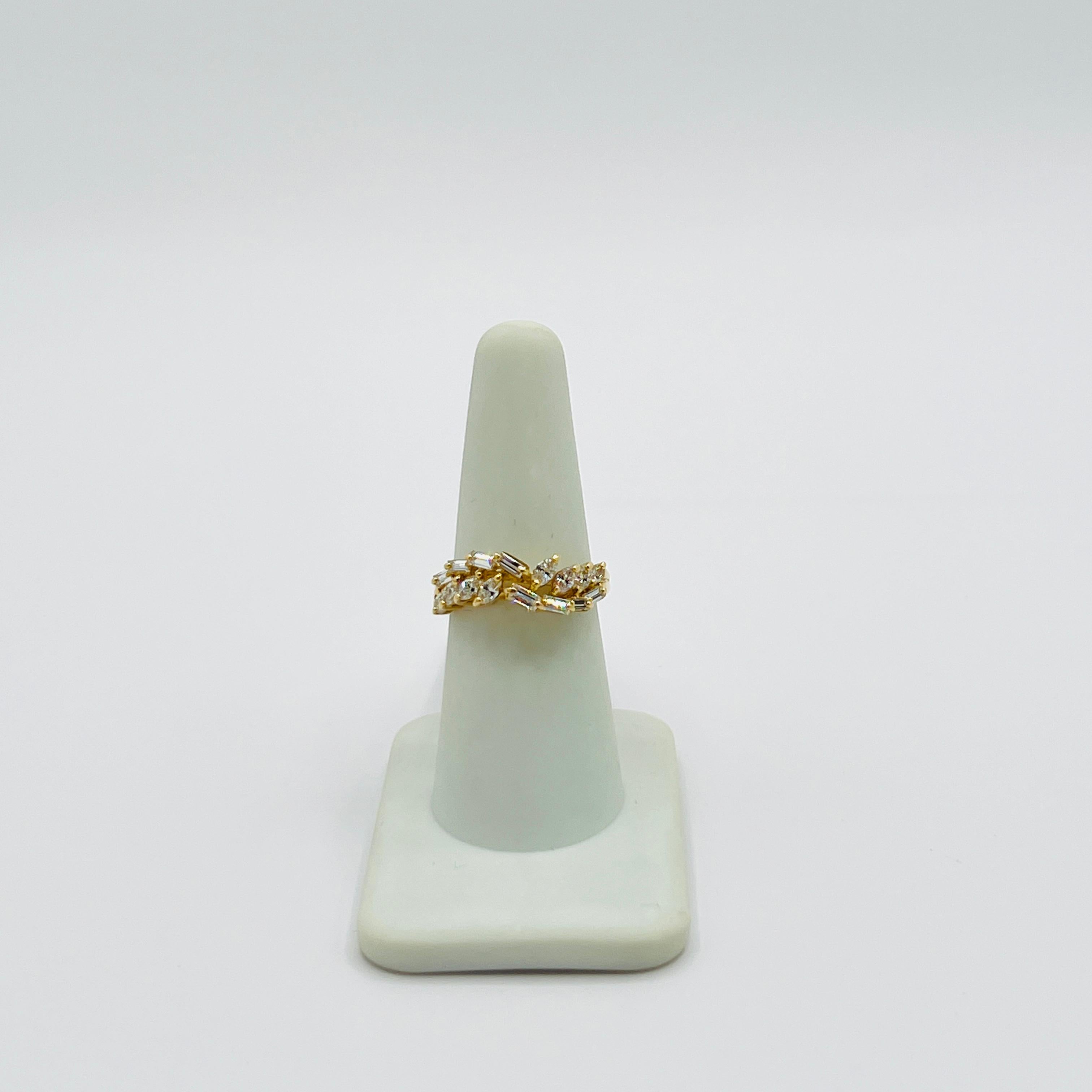 Anillo de diamantes blancos marquesa y baguette en oro amarillo de 18 quilates en venta 2