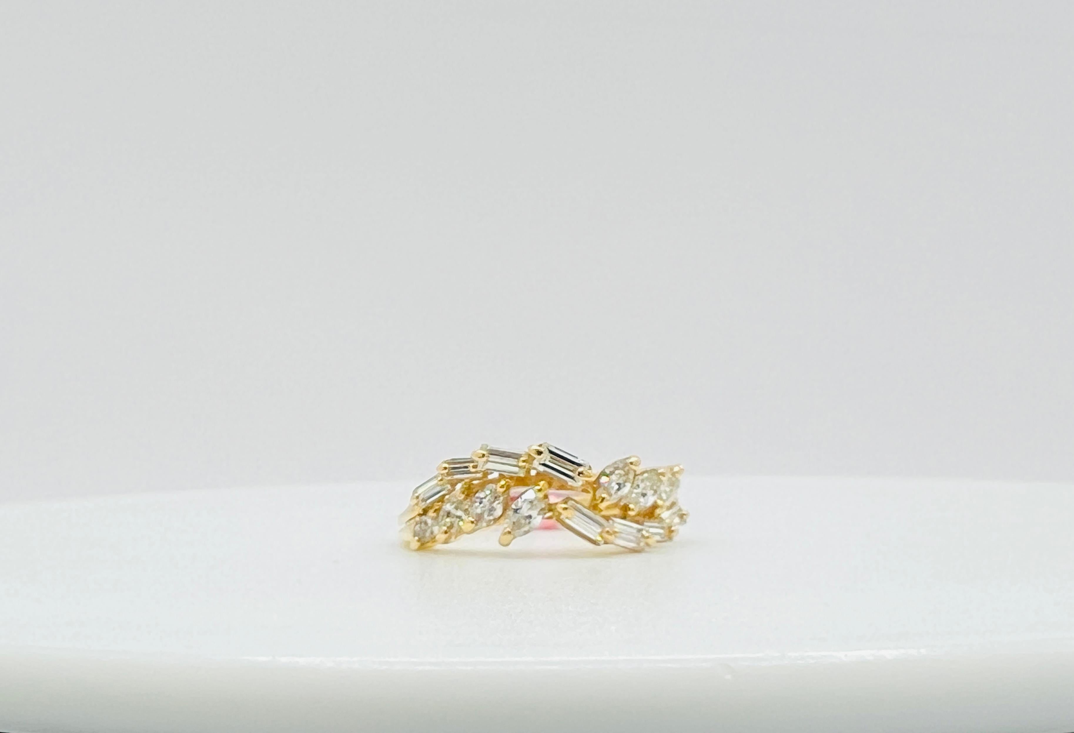 Anillo de diamantes blancos marquesa y baguette en oro amarillo de 18 quilates en venta