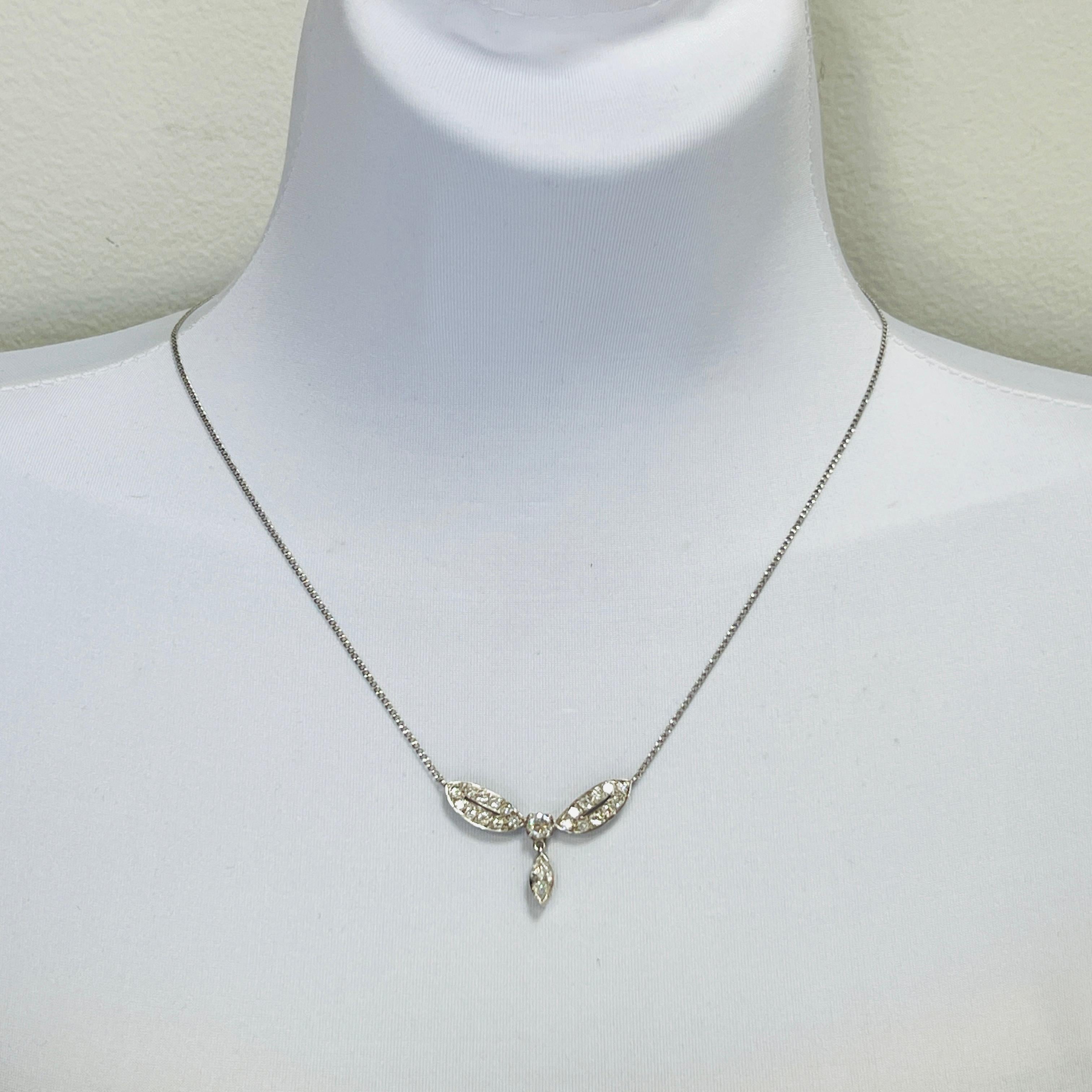 Wunderschönes Collier mit 2,25 kt. weißen Marquisen und runden Diamanten.  Handgefertigt aus 14k Weißgold.  Die Länge beträgt 18,5