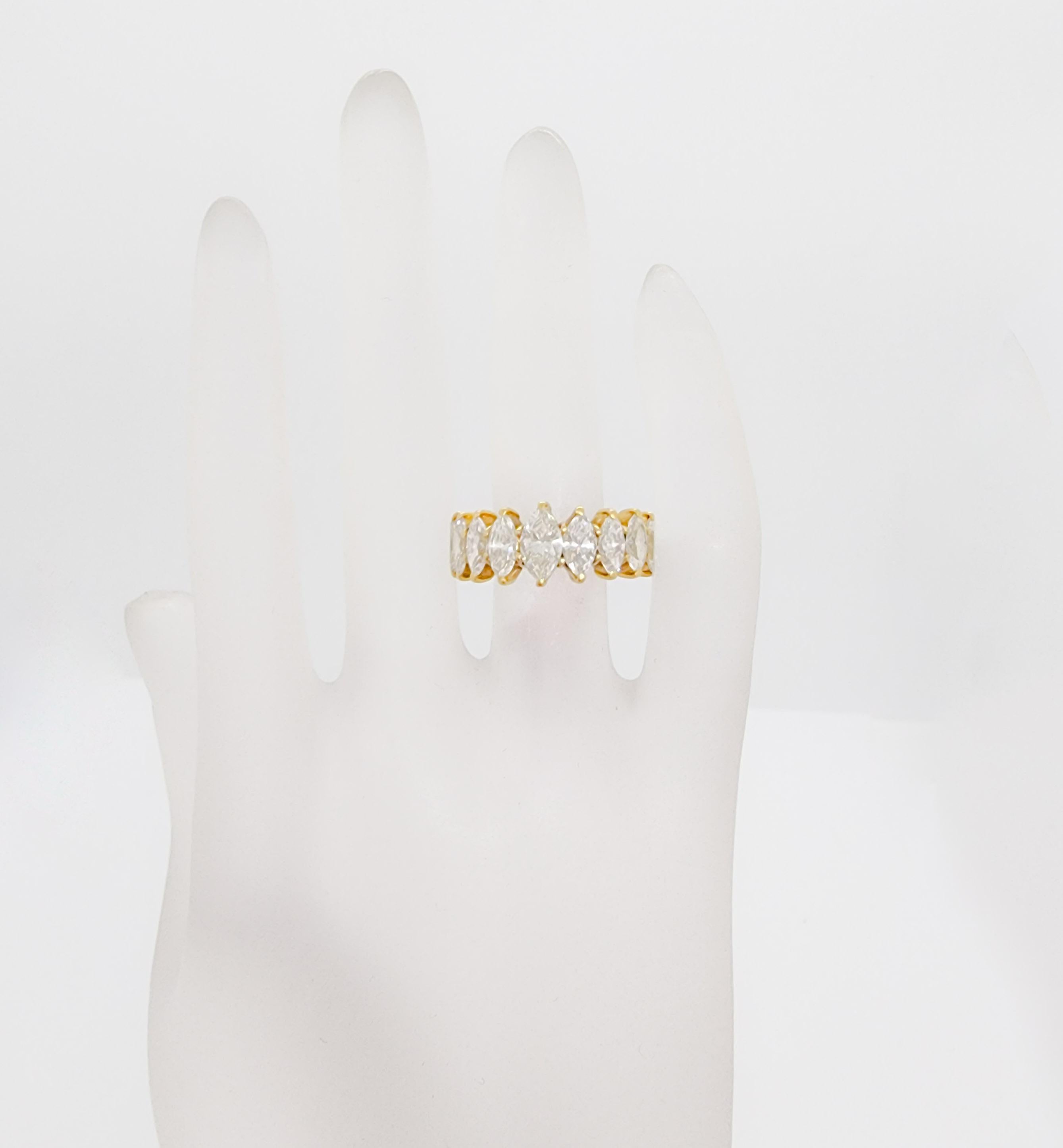 Bague marquise en or jaune 18 carats avec diamants blancs Neuf - En vente à Los Angeles, CA