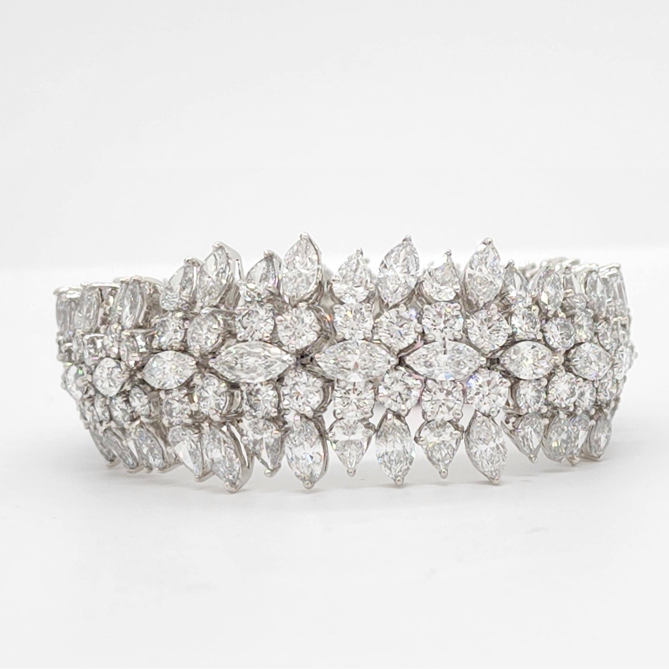 Absolut atemberaubend Armband mit 44,00 ct. von guter Qualität, weiß, und hellen Diamanten Marquise, Birnen, und Runden.  Handgefertigt in Platin.
Die Länge beträgt 7