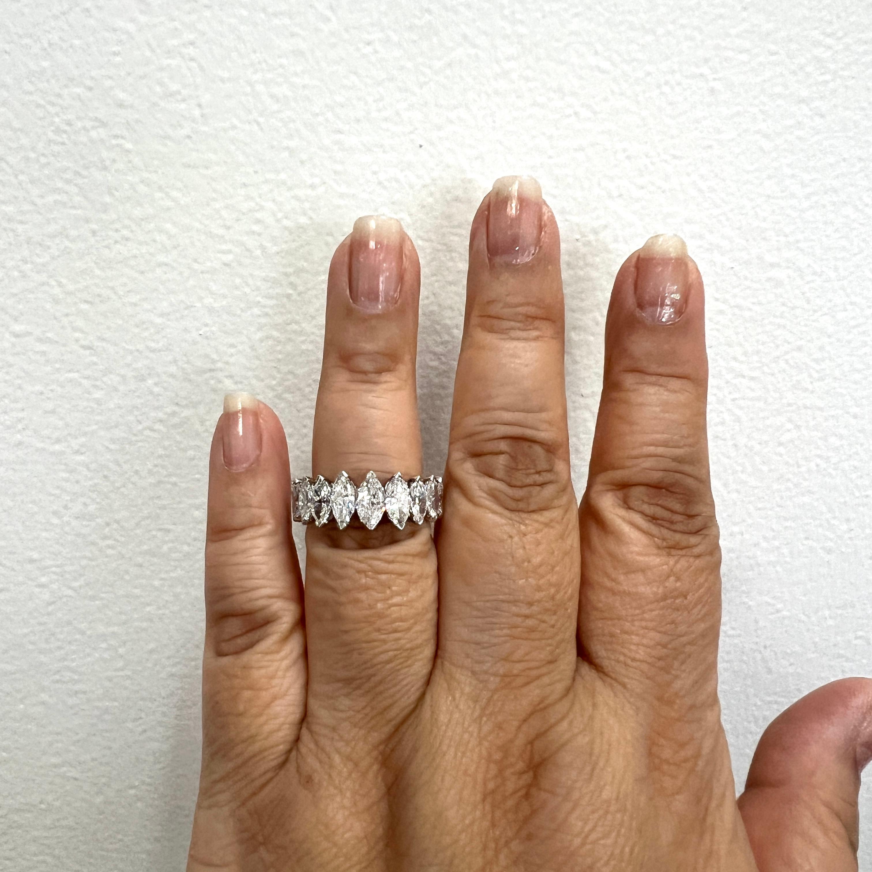 Preciosa banda marquesa de diamantes blancos.  Los diamantes son blancos, brillantes y limpios.  Hecho a mano en platino.  Anillo talla 7.
