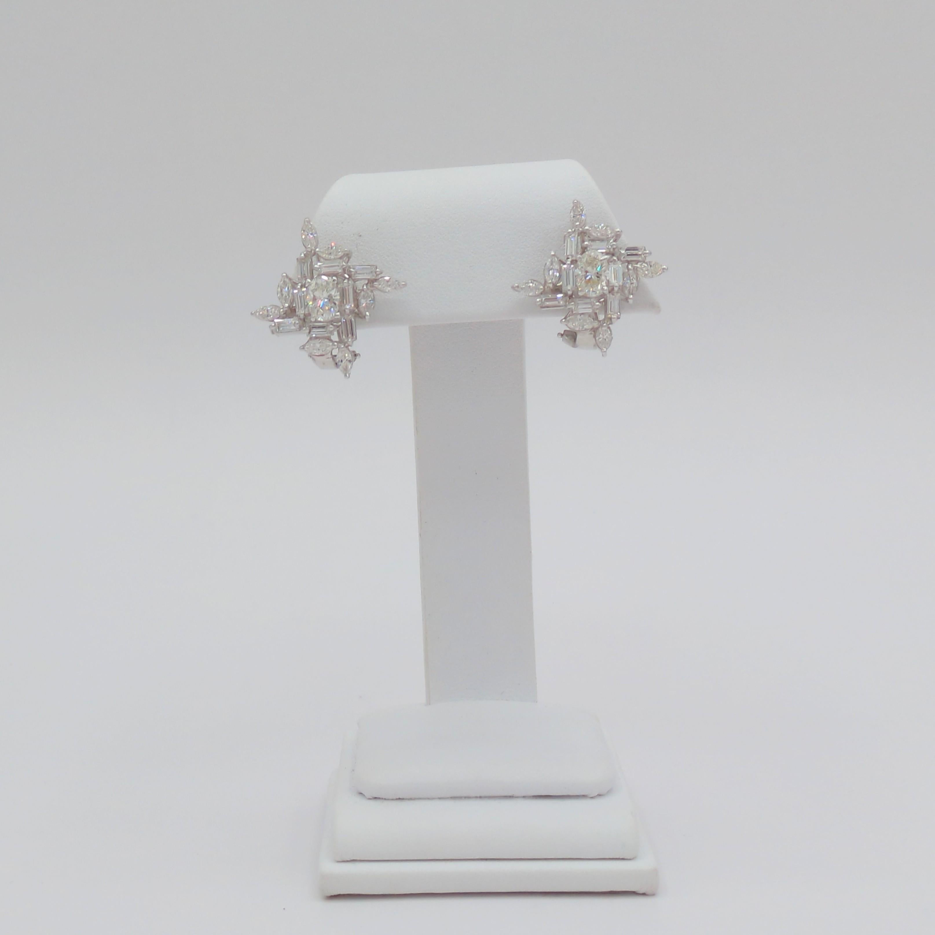 Boucles d'oreilles grappe de diamants blancs en or blanc 18 carats Neuf - En vente à Los Angeles, CA