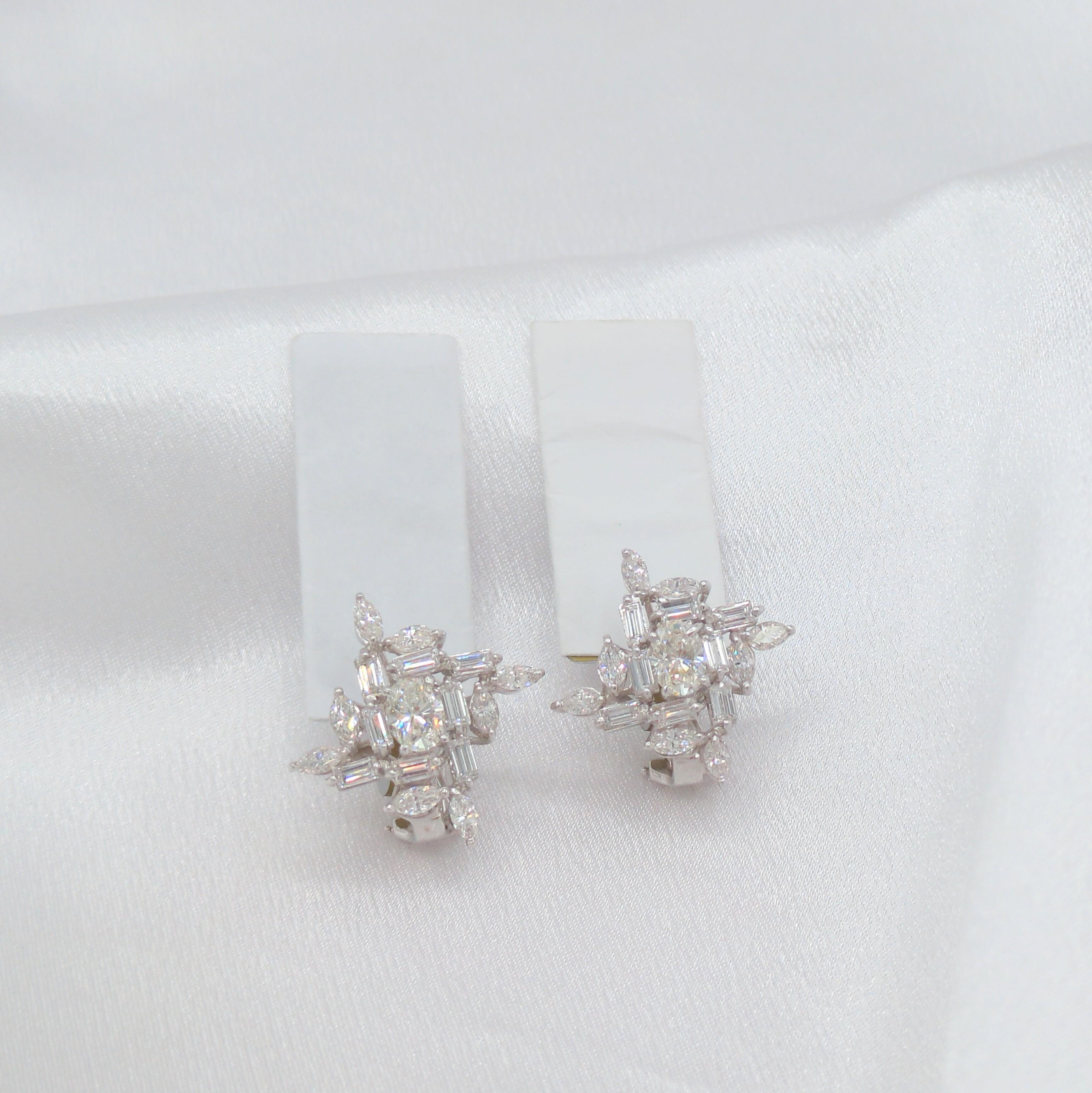 Boucles d'oreilles grappe de diamants blancs en or blanc 18 carats Unisexe en vente