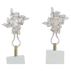 Weiße Diamant-Cluster-Ohrringe in Mischform aus 18 Karat Weißgold