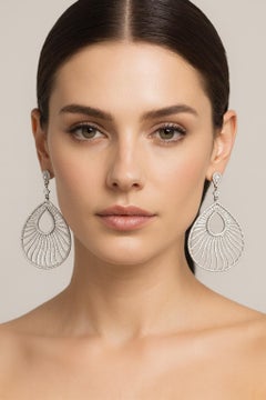 Orecchini a lampadario moderni con diamanti bianchi in oro 18 carati