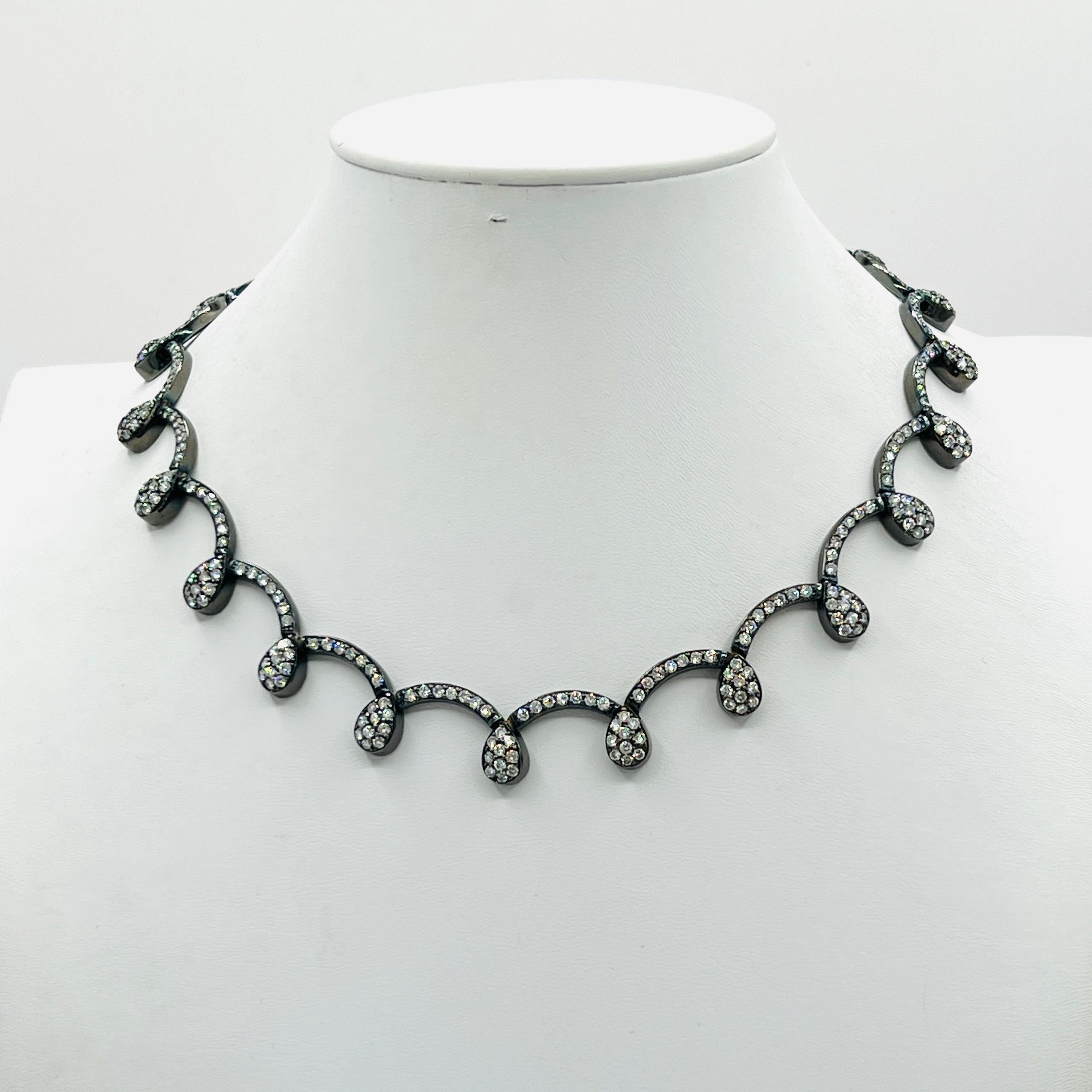 Halskette mit weißen Diamanten aus 18 Karat Weißgold und schwarzem Rhodium (Rundschliff)