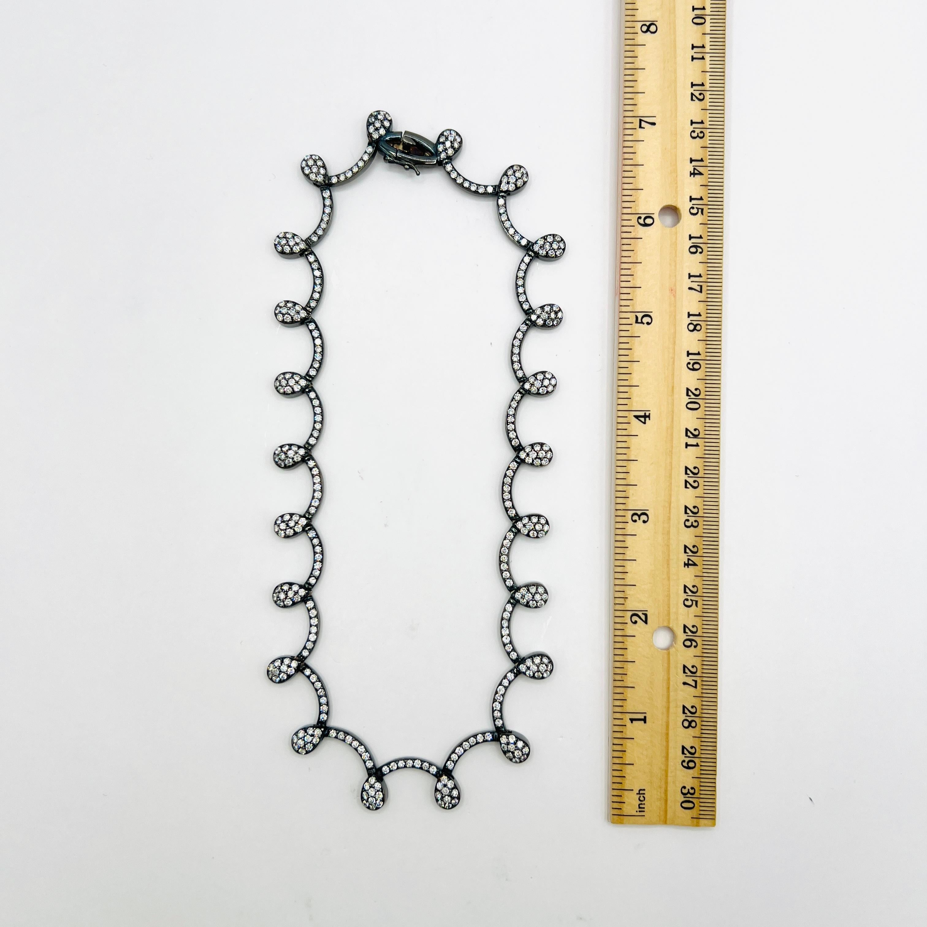Halskette mit weißen Diamanten aus 18 Karat Weißgold und schwarzem Rhodium 2