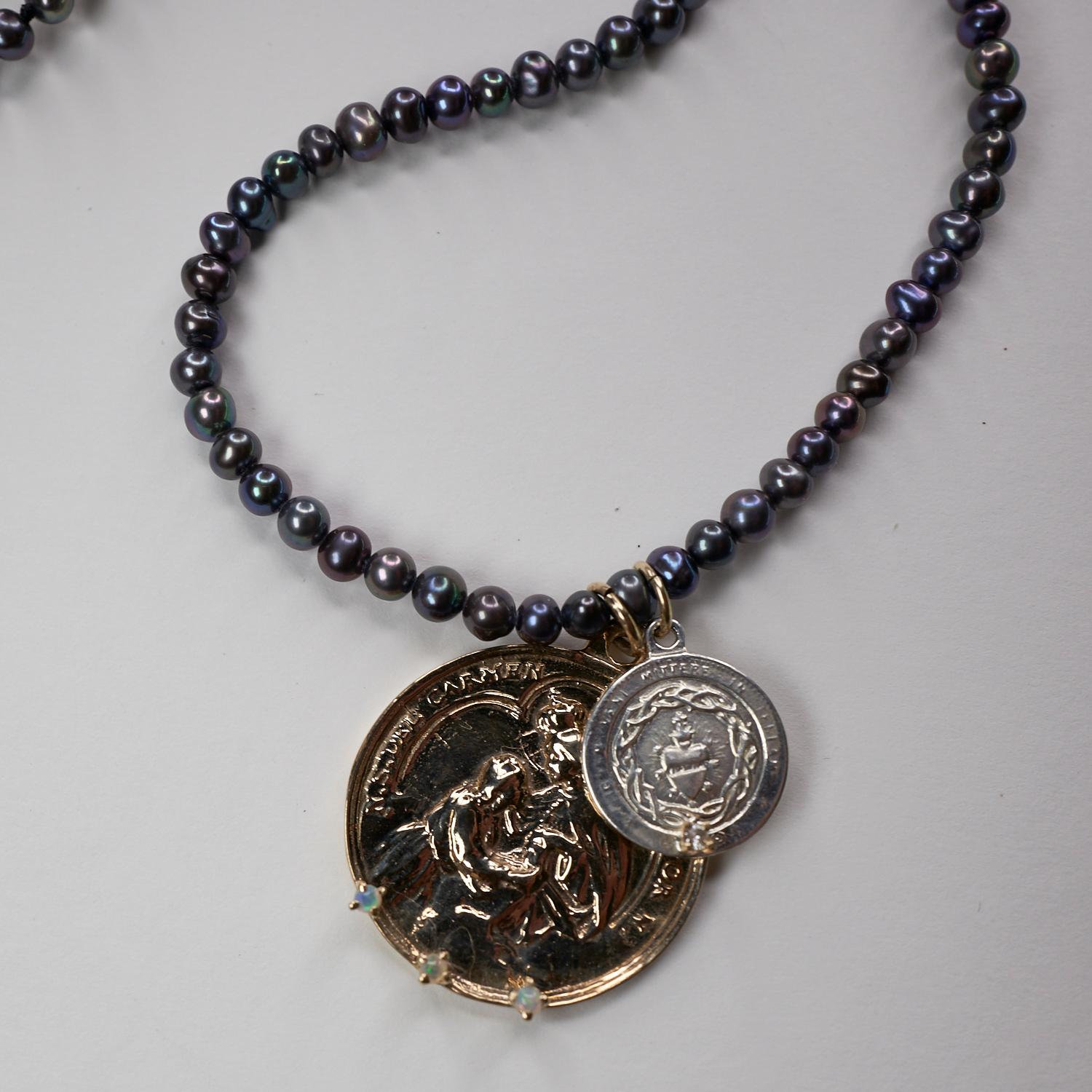 Zwei Medaillenanhänger, eine kleine Silbermünze mit weißem Diamanten und eine Bronzemünze mit 3 Opalen, an einer schwarzen Perlenkette hängend, ein Unikat,  16