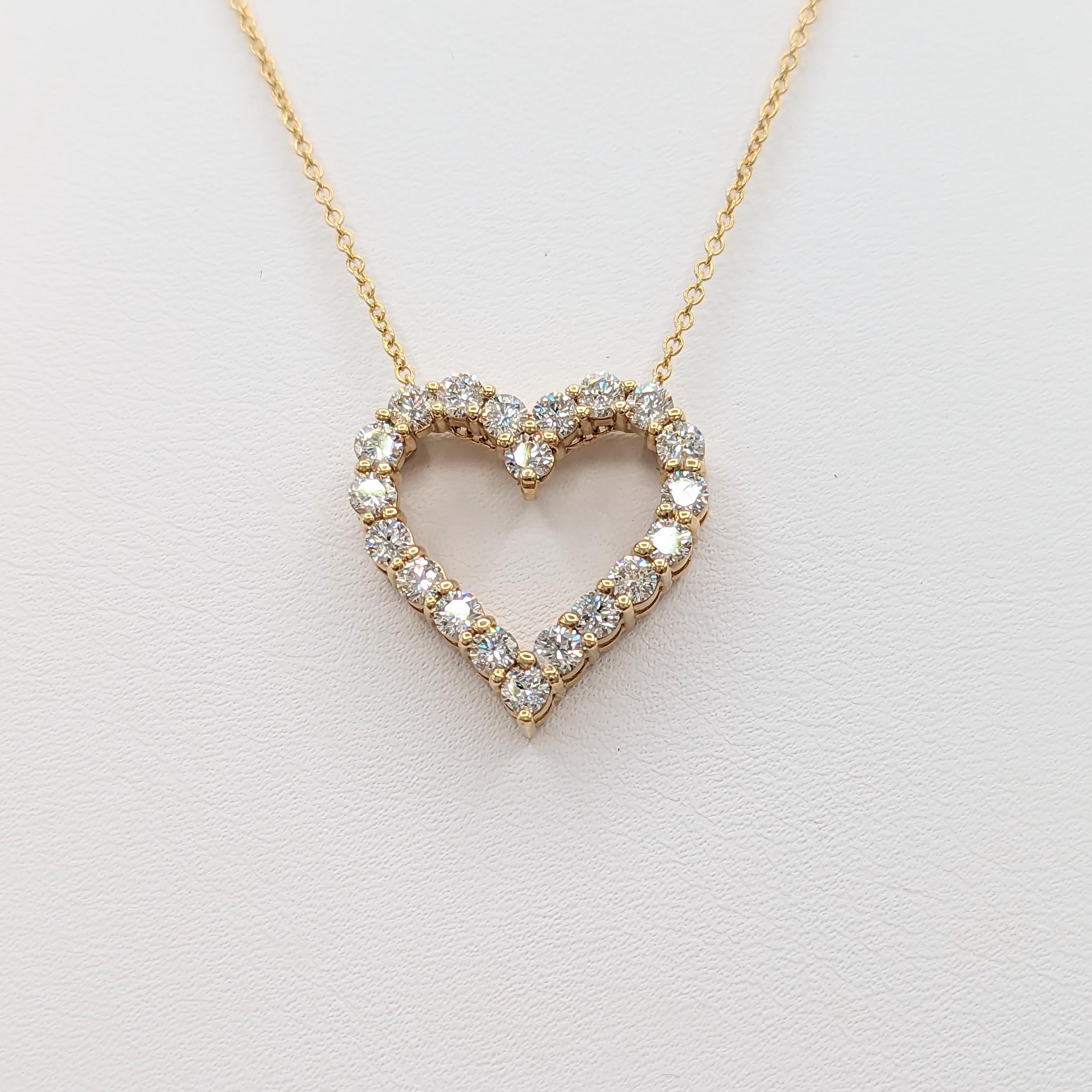 White Diamond Round Open Heart Pendant Necklace in 14k Yellow Gold In New Condition For Sale In Los Angeles, CA