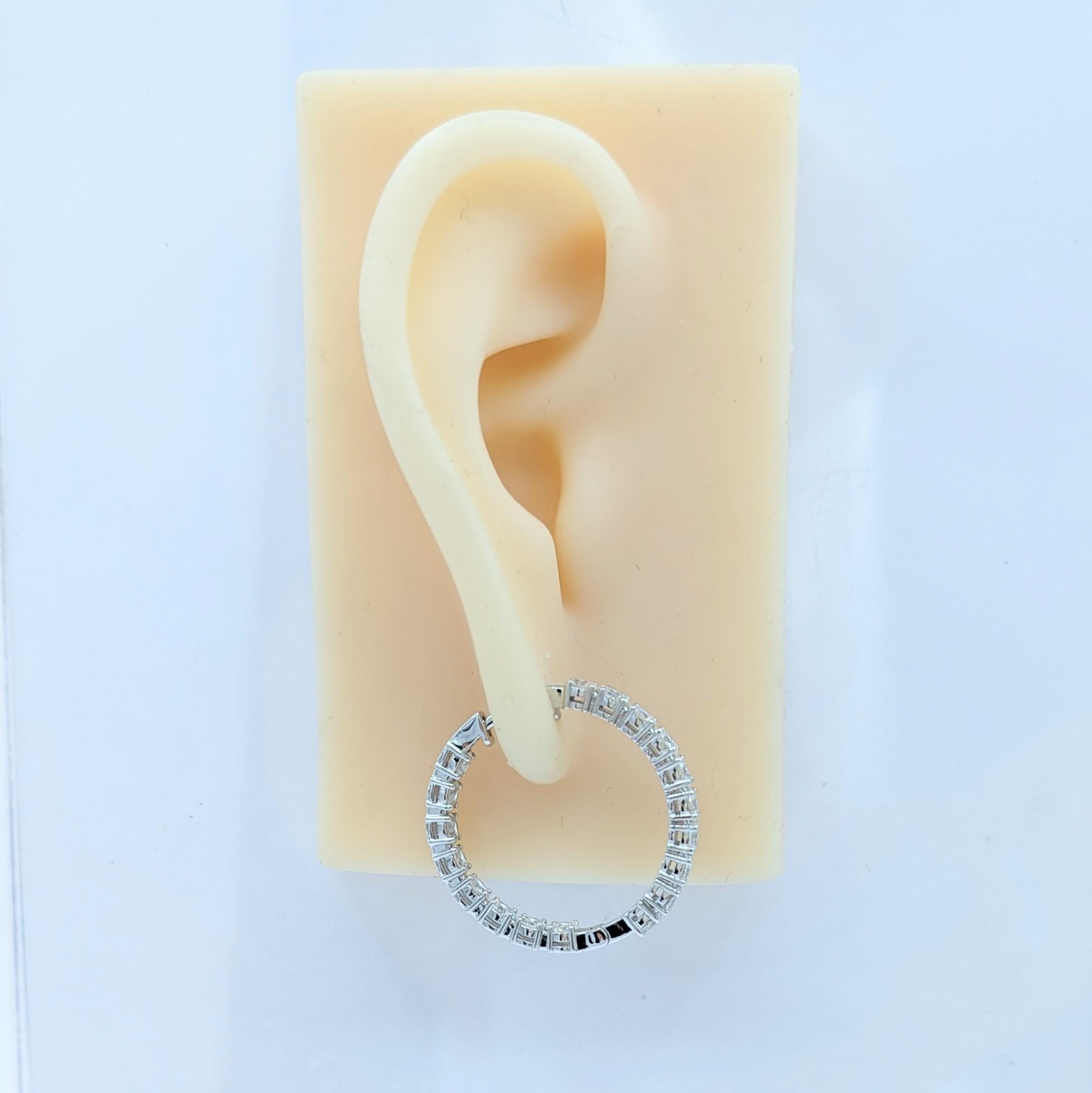 Magnifiques ovales de diamants blancs de 3,18 ct. (total de 36 pierres) faits à la main en or blanc 18k.  Ces boucles d'oreilles sont un classique qui devrait figurer dans la collection de bijoux de chacun !