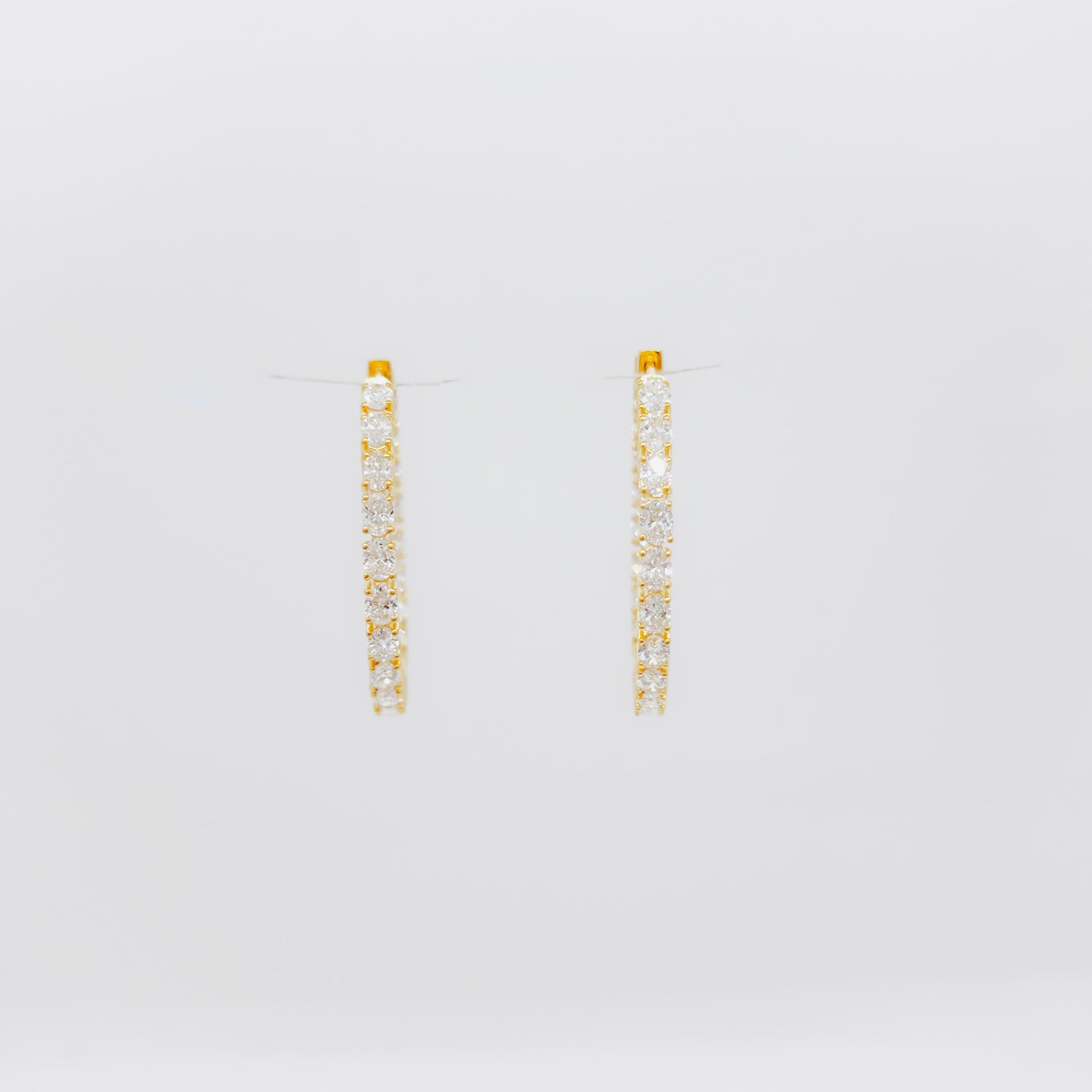 Boucles d'oreilles ovales en or jaune 18k avec diamants blancs Neuf - En vente à Los Angeles, CA