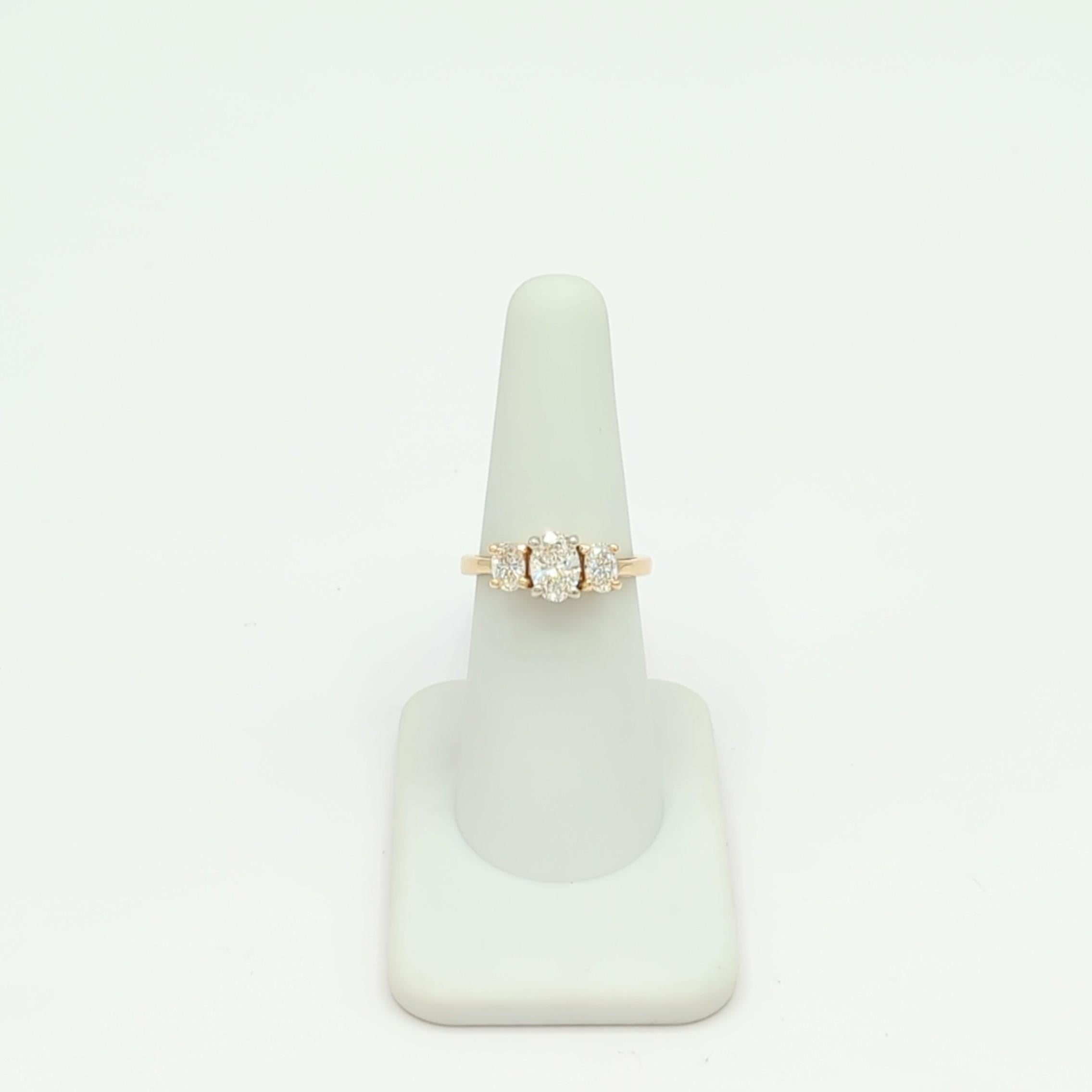 Women's or Men's White Diamond Oval Three Stone Ring i 14K Yellow Gold For Sale