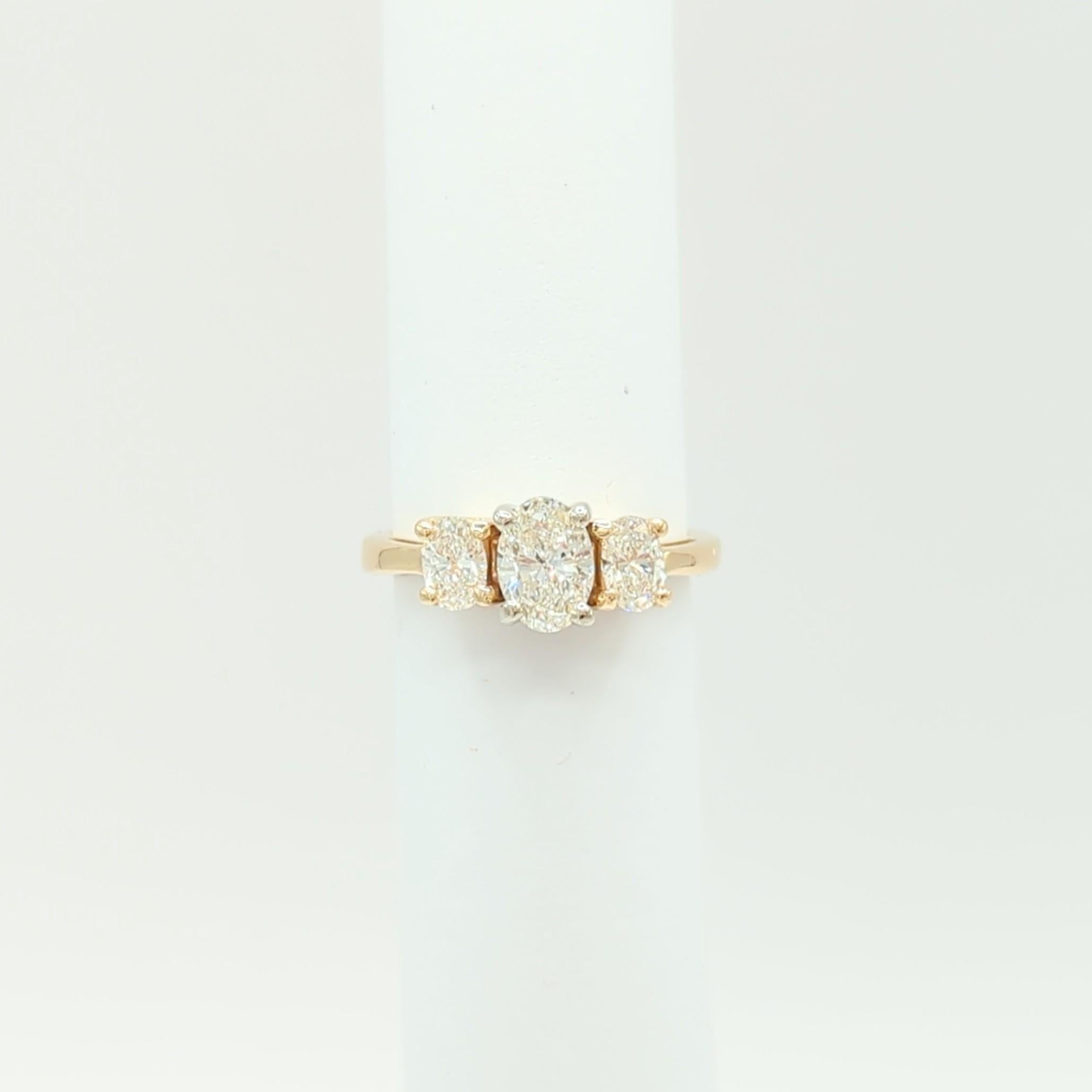 White Diamond Oval Three Stone Ring i 14K Yellow Gold For Sale 2