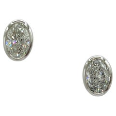 Ohrstecker aus 18 Karat Weißgold mit ovalen weißen Diamanten in 1,50 Karat jeder Lünette und weißen Diamanten