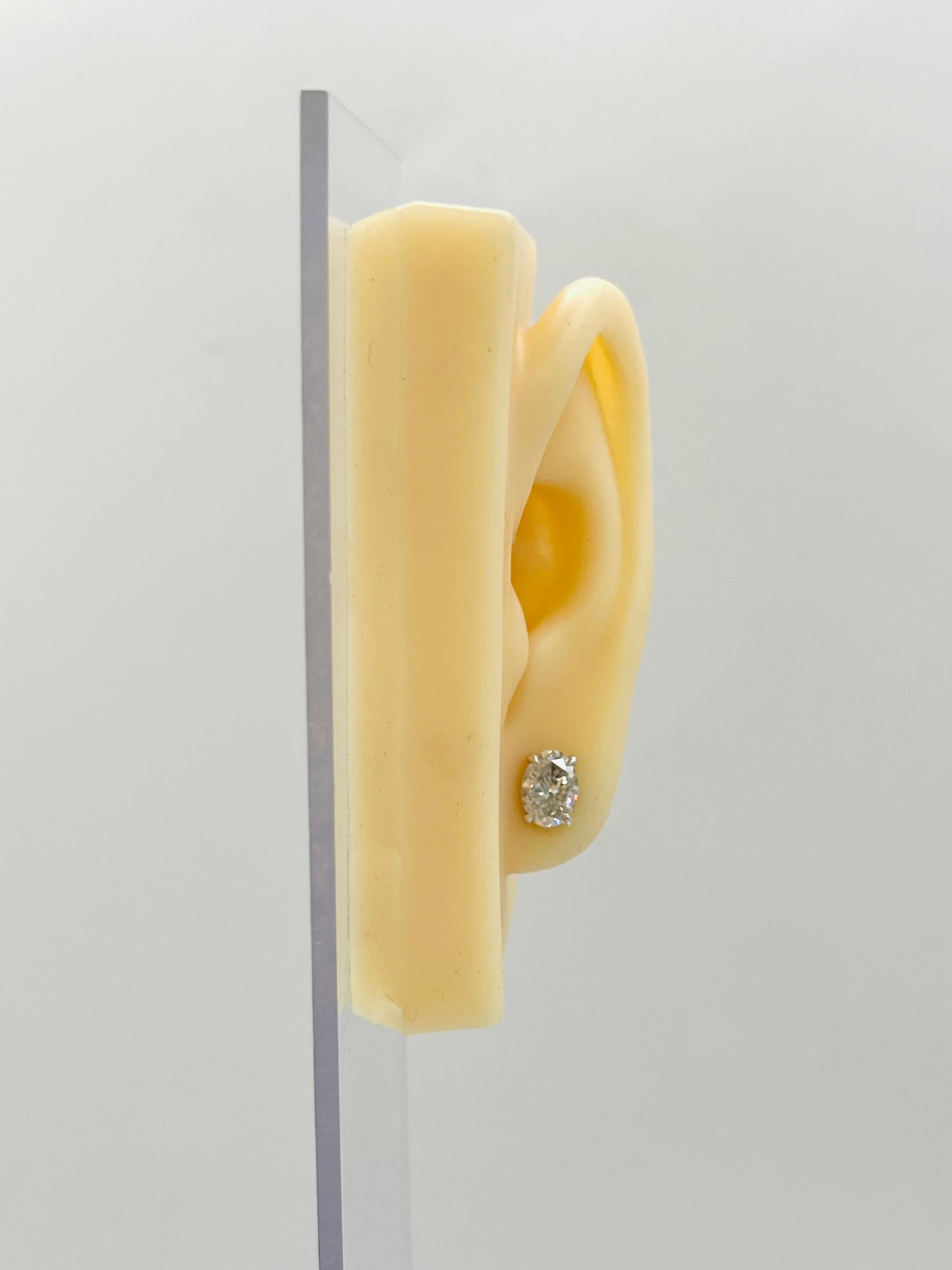 Bellissime borchie ovali con diamante bianco da 3,09 ct.  Realizzato a mano in oro bianco 18 carati.  Ogni pietra è di oltre 1,50 ct.  Orecchino push back in stile Martini.