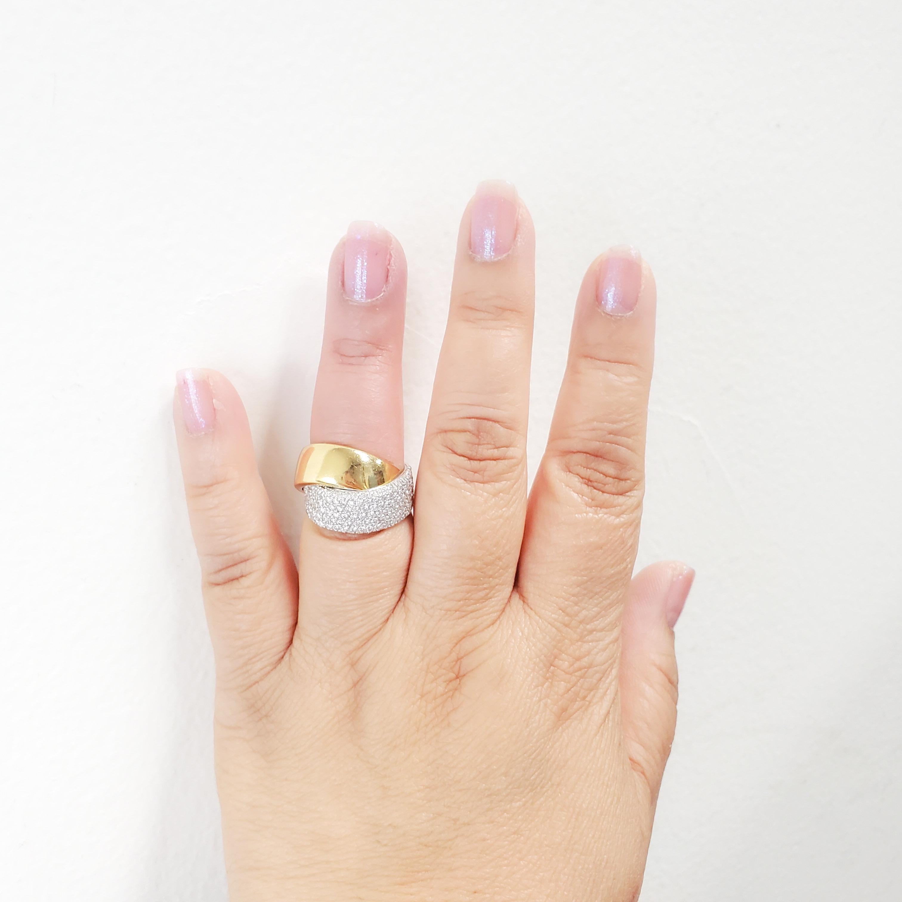 Ring aus 18 Karat Gelbgold mit weißen Diamanten Pavé (Rundschliff)