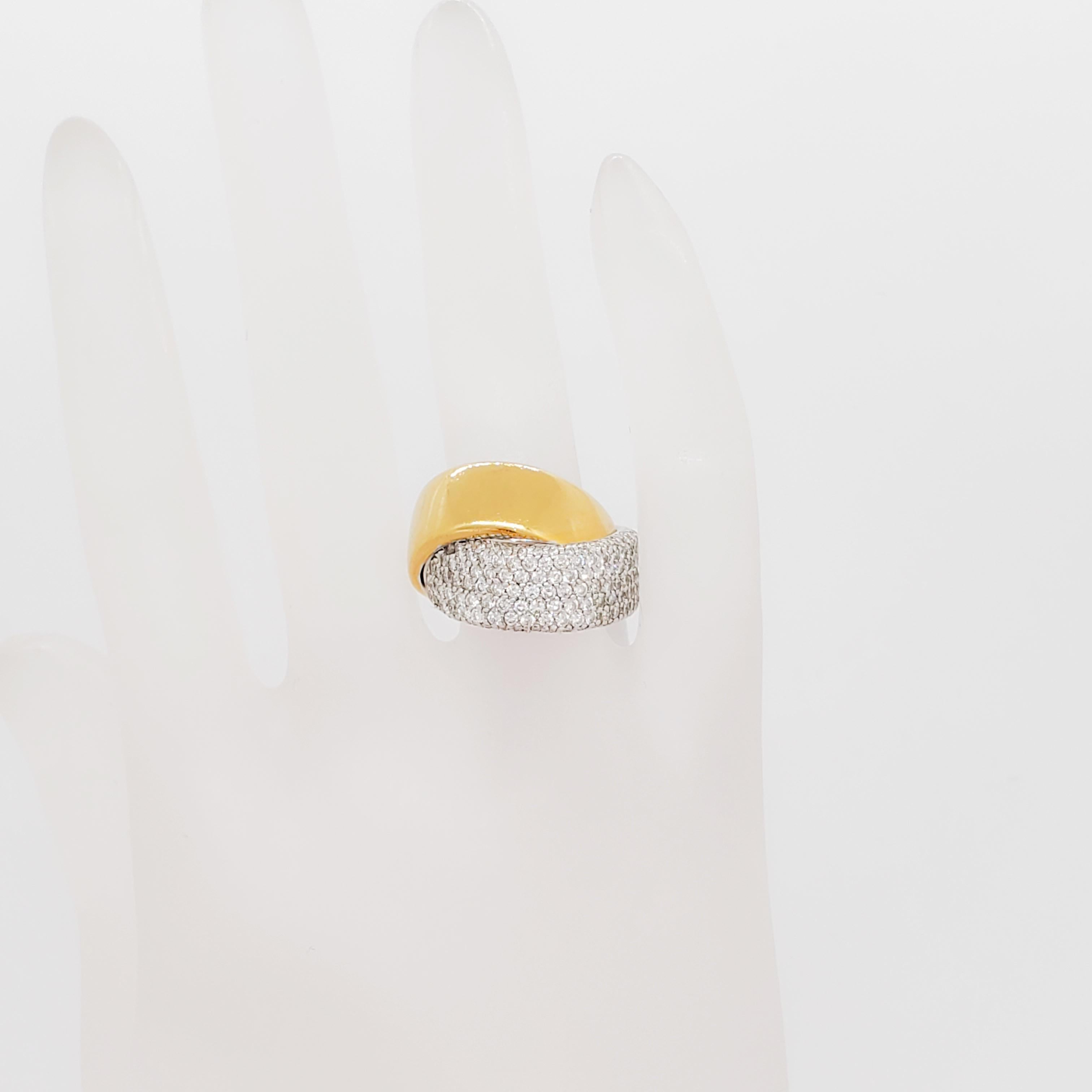 Ring aus 18 Karat Gelbgold mit weißen Diamanten Pavé im Zustand „Neu“ in Los Angeles, CA