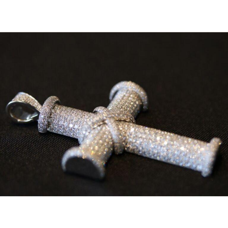 White Diamond Pave Cross Pendant In New Condition For Sale In London, GB