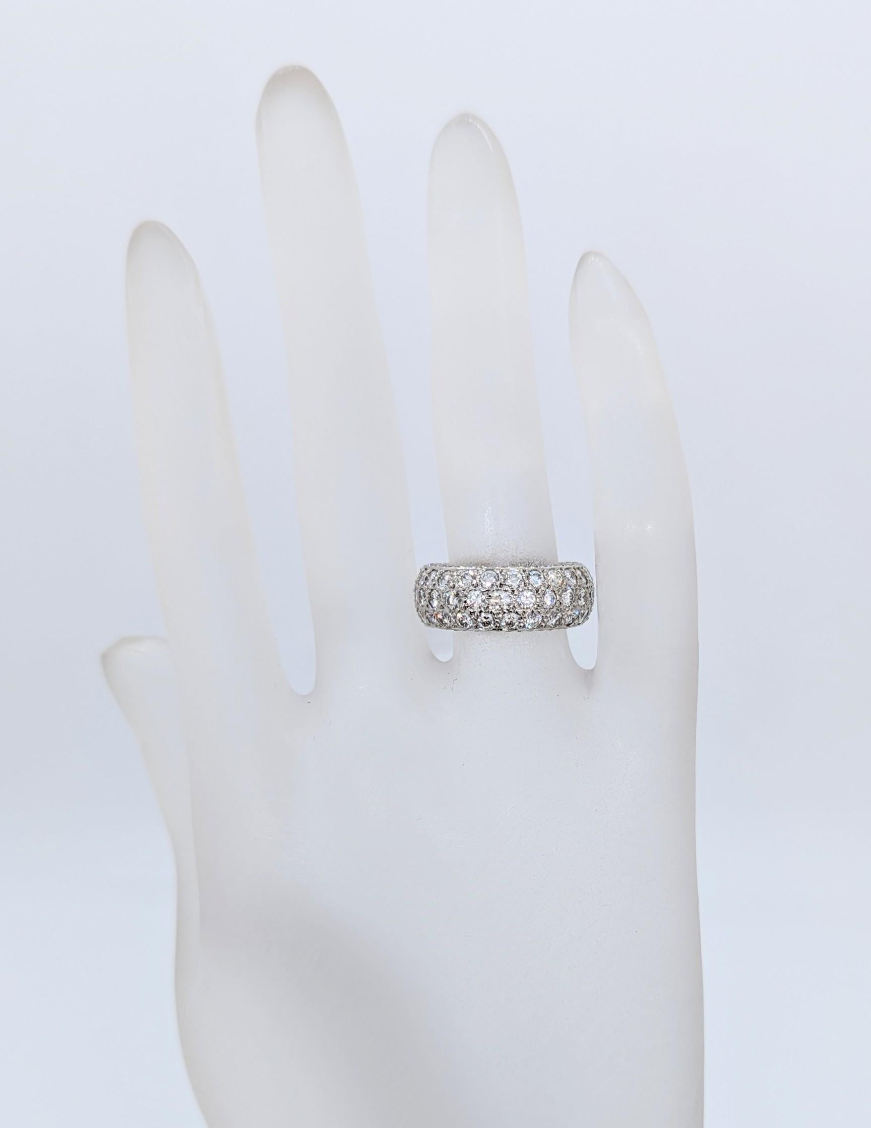 Weißer Diamant-Pavé-Eternity-Ring aus 18 Karat Weißgold (Rundschliff) im Angebot