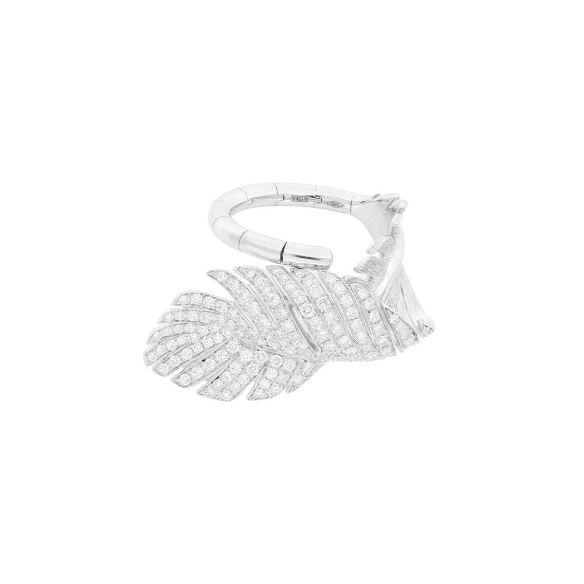 Truly as light as a feather, this 18K white gold ring will sit on your finger so comfortably that you will forget taking it off. Not that you would ever want to, given its gorgeous design. The cut-out shape of the feather is realistic and delicate: