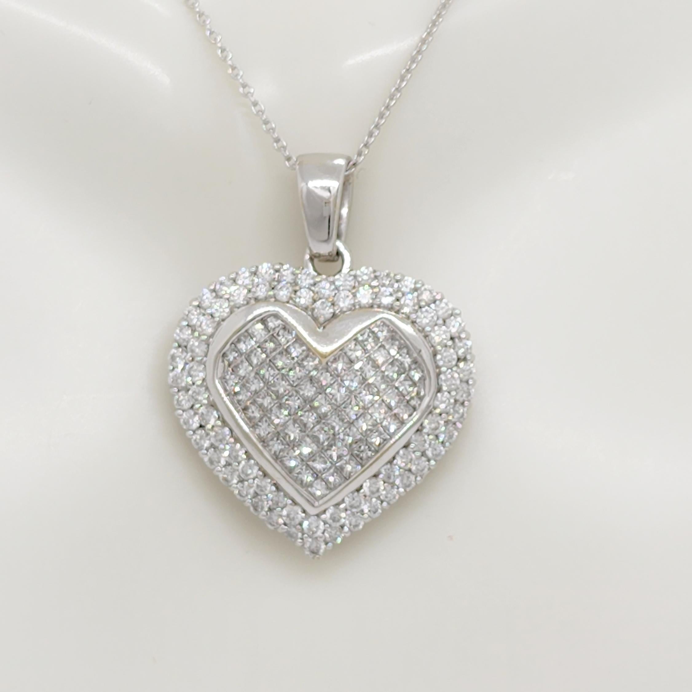 Magnifique pendentif avec 3,00 ct. de diamants blancs carrés et ronds de bonne qualité.  Fabriqué à la main en or blanc 14k.  La longueur est de 16