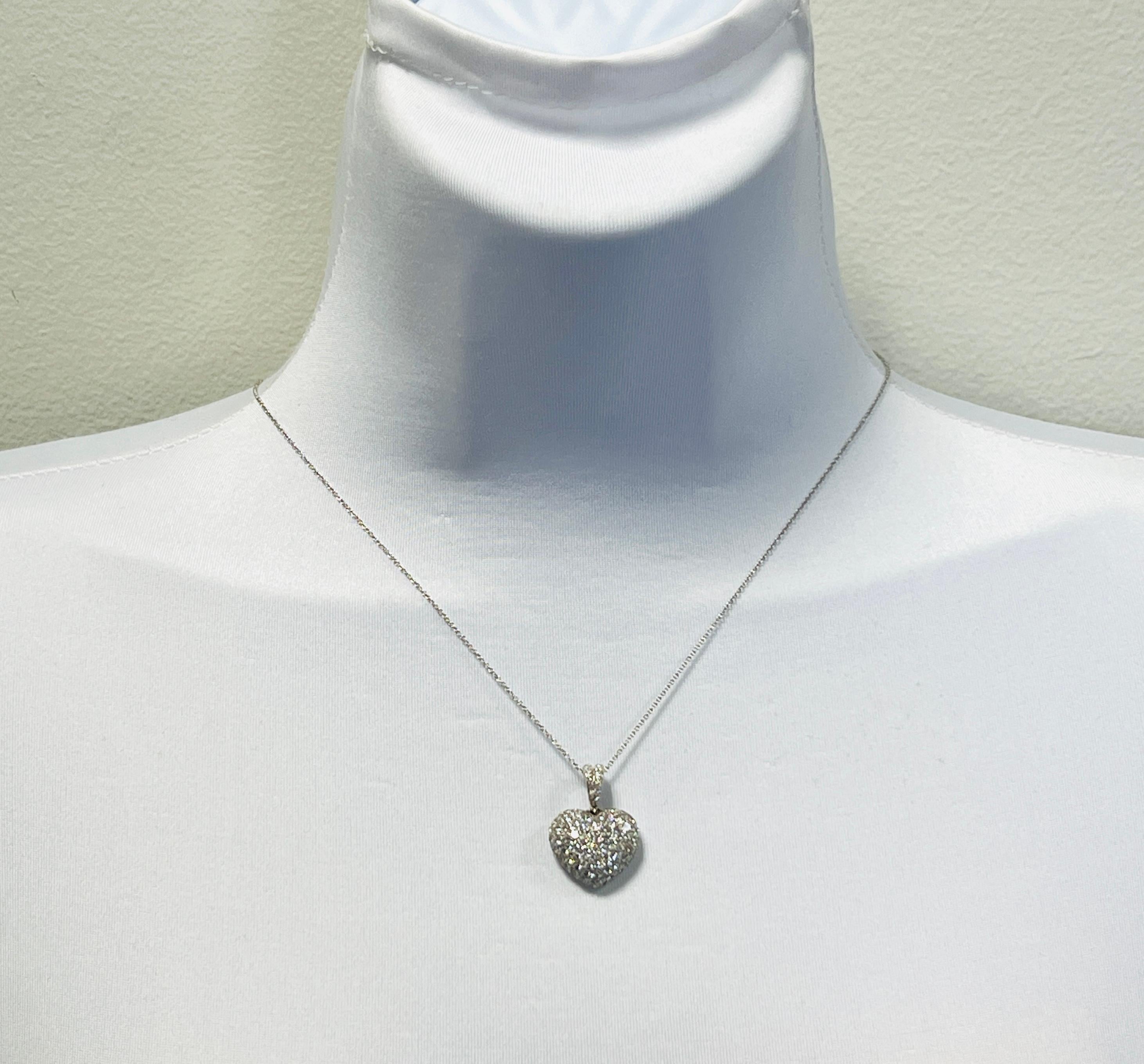 Bellissimi tondi di diamante da 2.50 ct. di buona qualità, bianchi e luminosi.  Realizzato a mano in oro bianco 18 carati.  La lunghezza è di 18