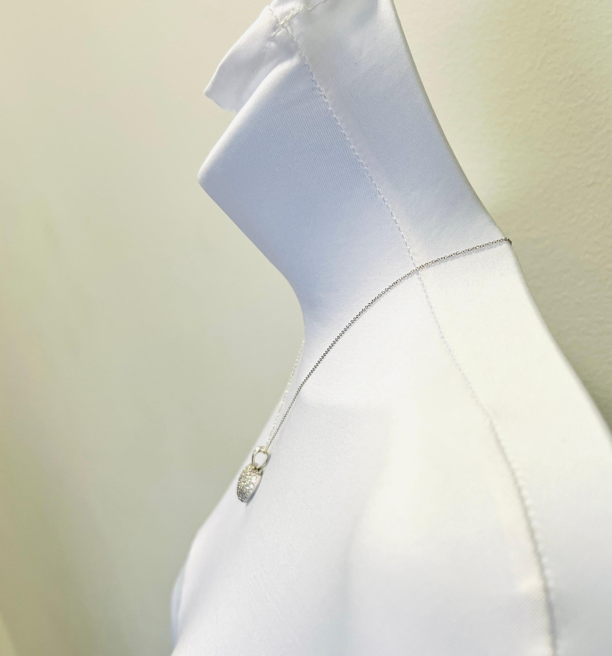 Taglio rotondo Collana con ciondolo a cuore con diamanti bianchi e pavé in oro bianco 18 carati in vendita