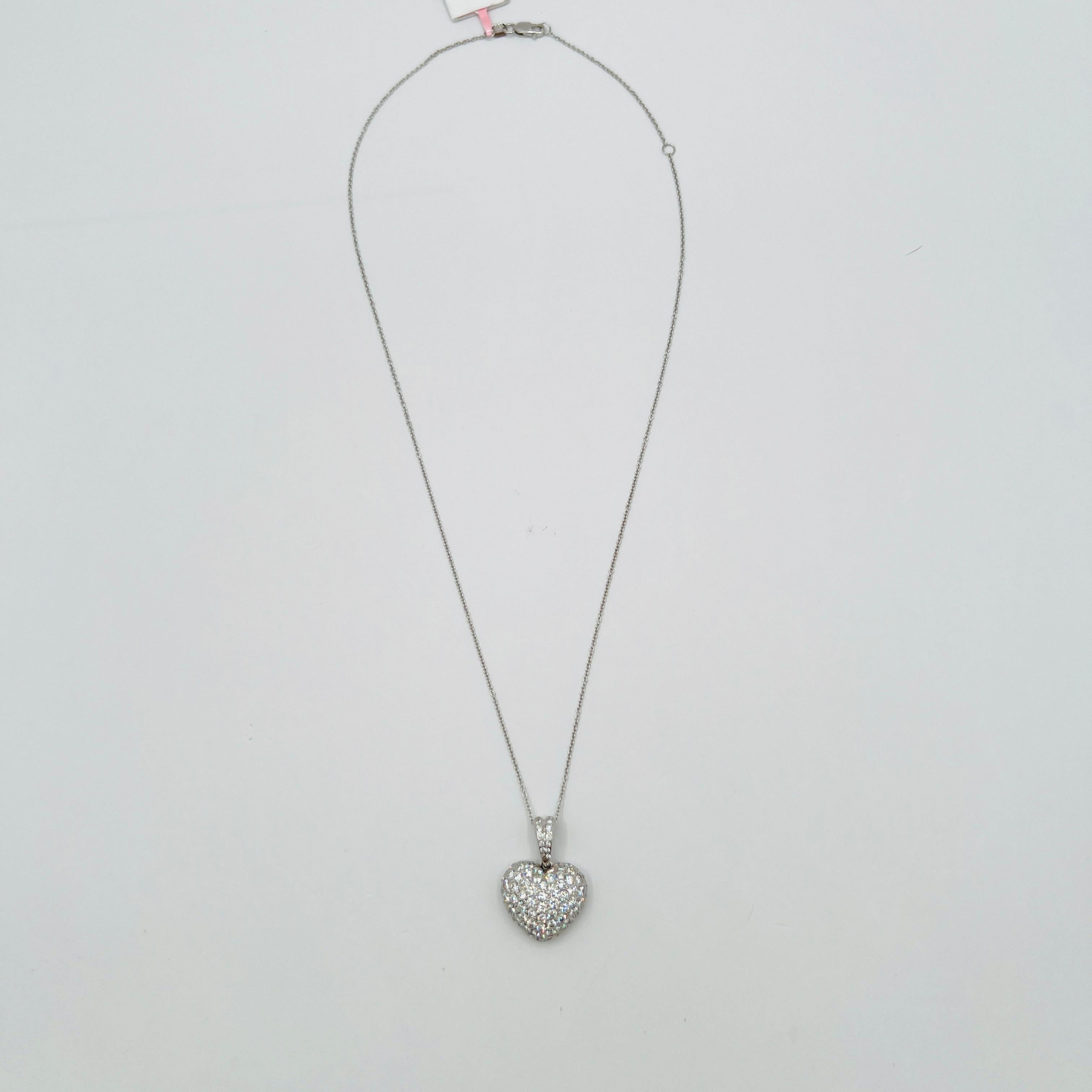 Collana con ciondolo a cuore con diamanti bianchi e pavé in oro bianco 18 carati In condizioni Nuovo in vendita a Los Angeles, CA