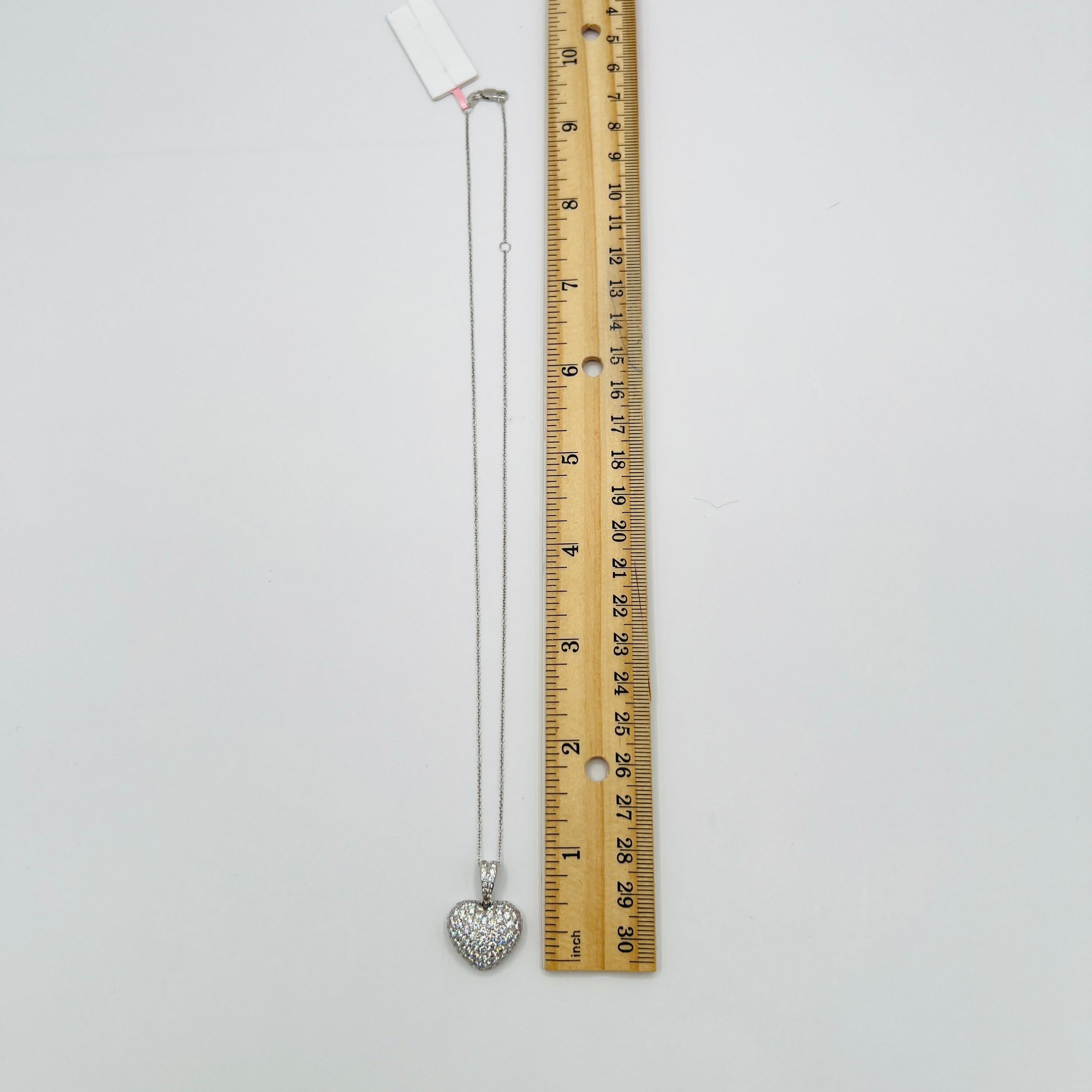 Collana con ciondolo a cuore con diamanti bianchi e pavé in oro bianco 18 carati in vendita 2