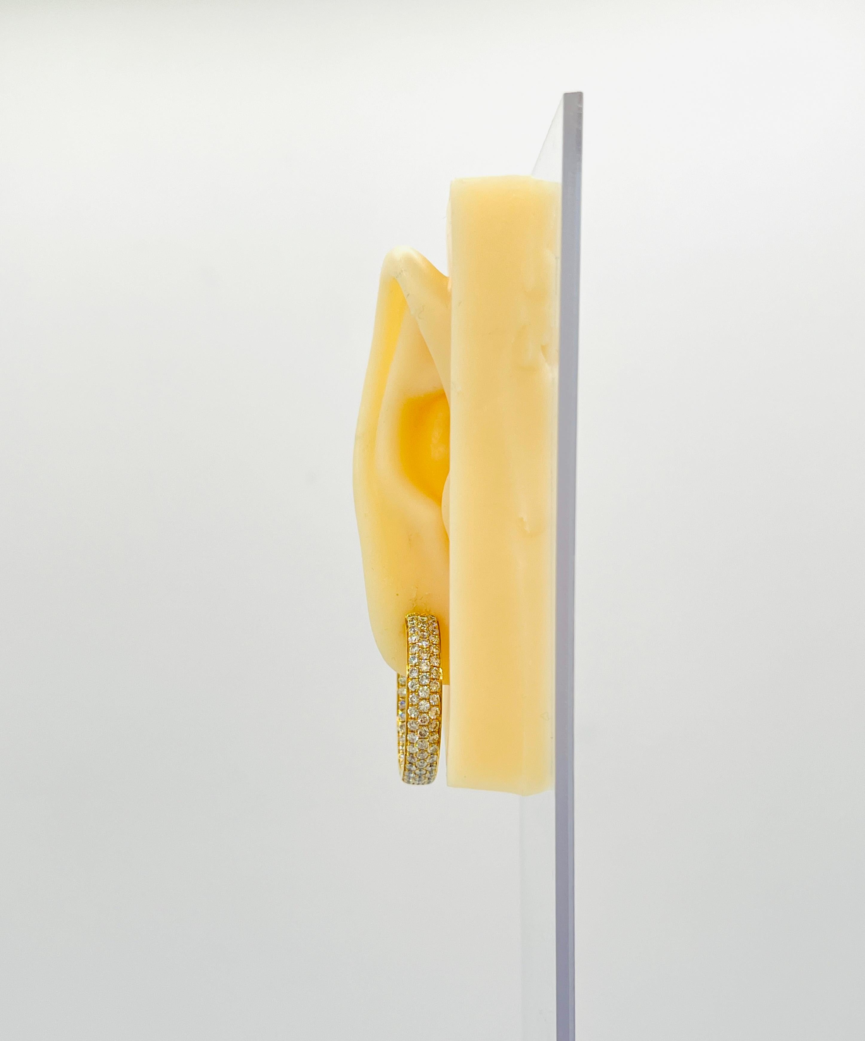 Magnifique diamant blanc pave de 3,54 ct. de bonne qualité.  Fabriqué à la main en or jaune 18k.