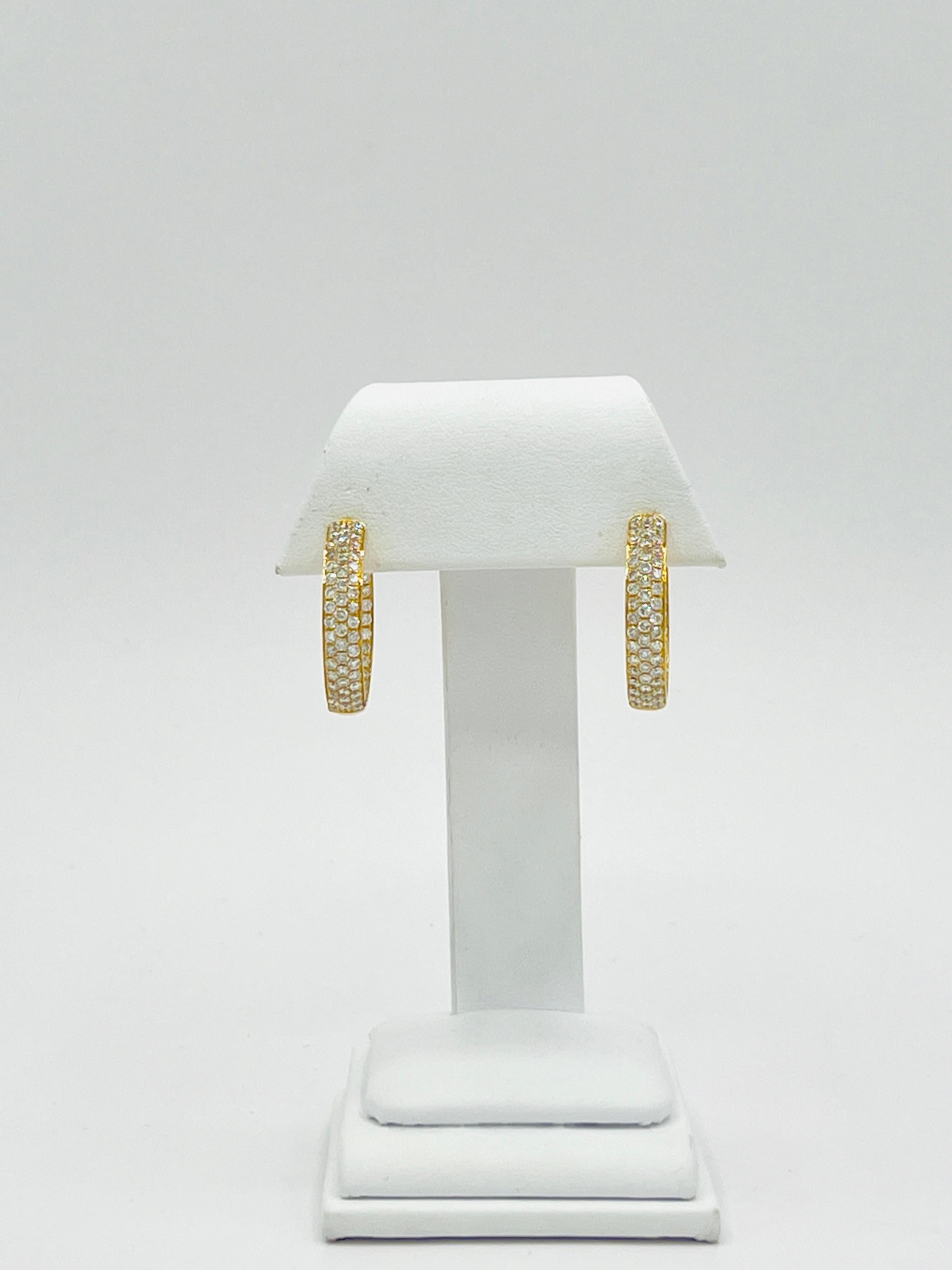 Boucles d'oreilles In & Out en or jaune 18K et diamant blanc pavé Neuf - En vente à Los Angeles, CA