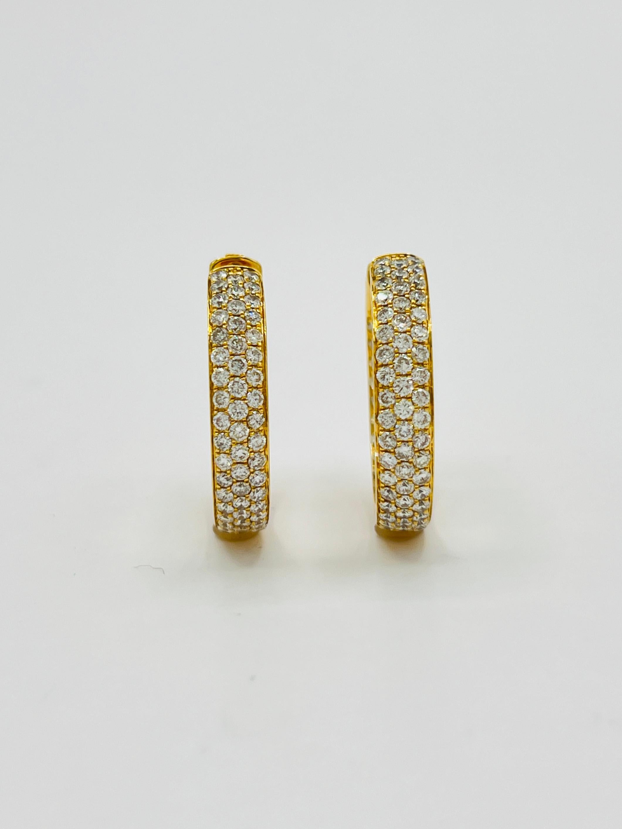 Boucles d'oreilles In & Out en or jaune 18K et diamant blanc pavé en vente 1
