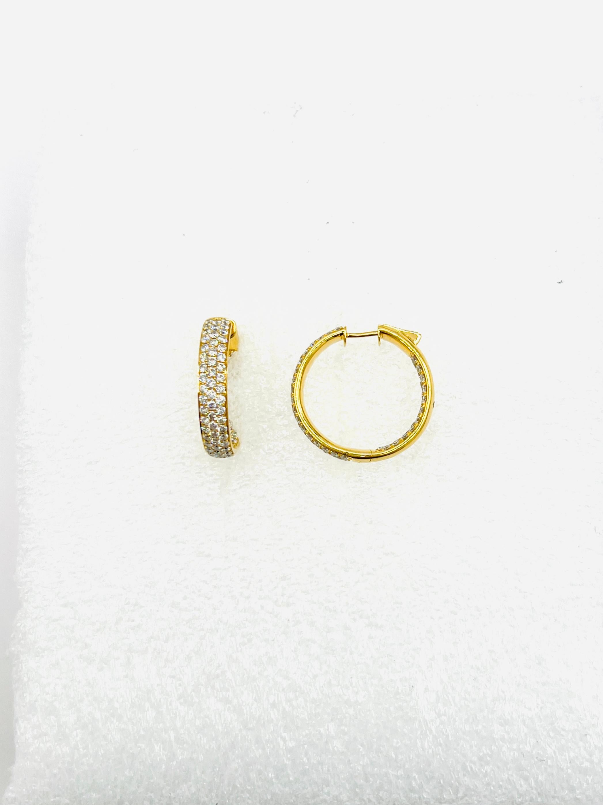 Boucles d'oreilles In & Out en or jaune 18K et diamant blanc pavé en vente 3