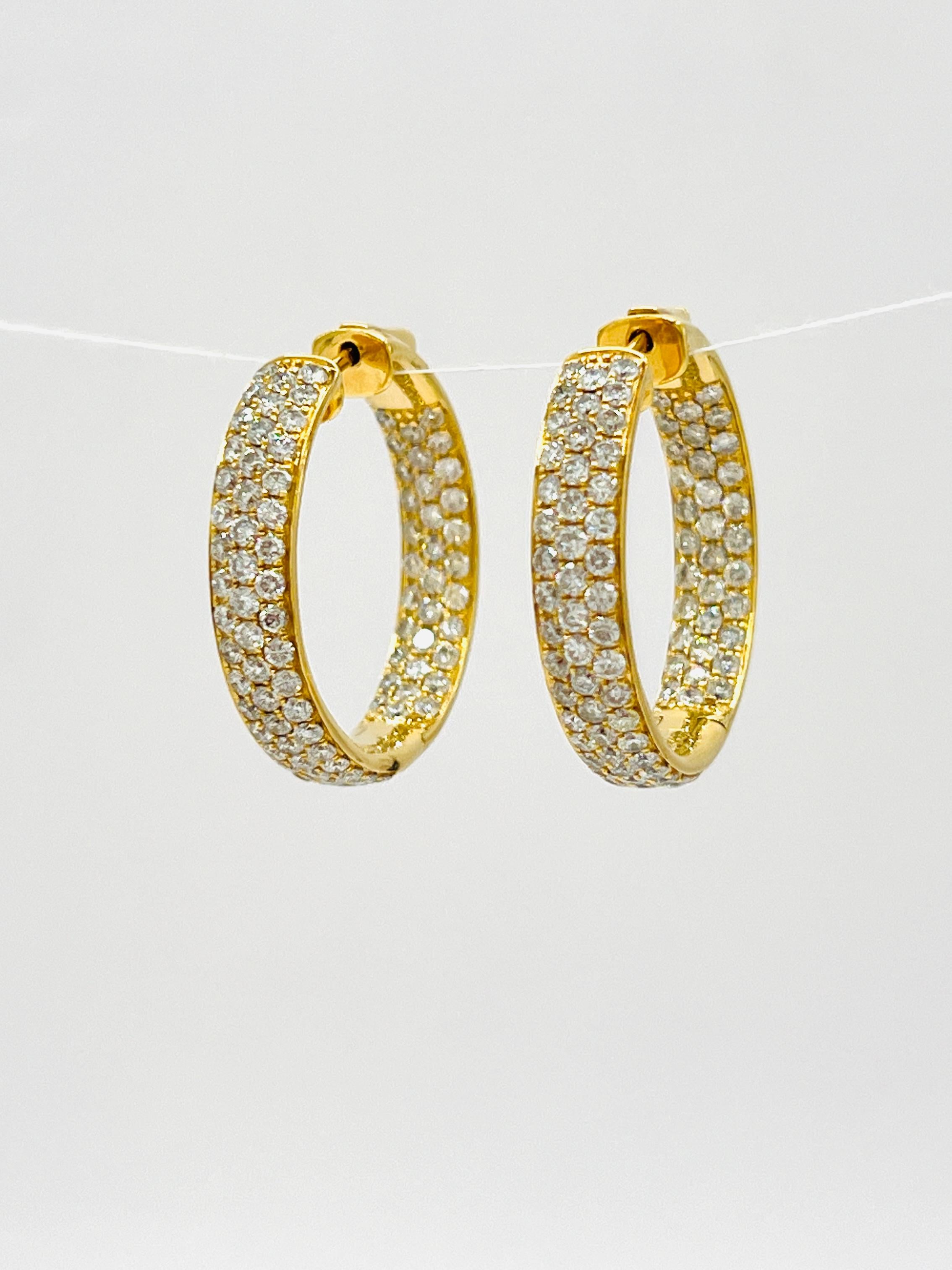 Boucles d'oreilles In & Out en or jaune 18K et diamant blanc pavé en vente 4