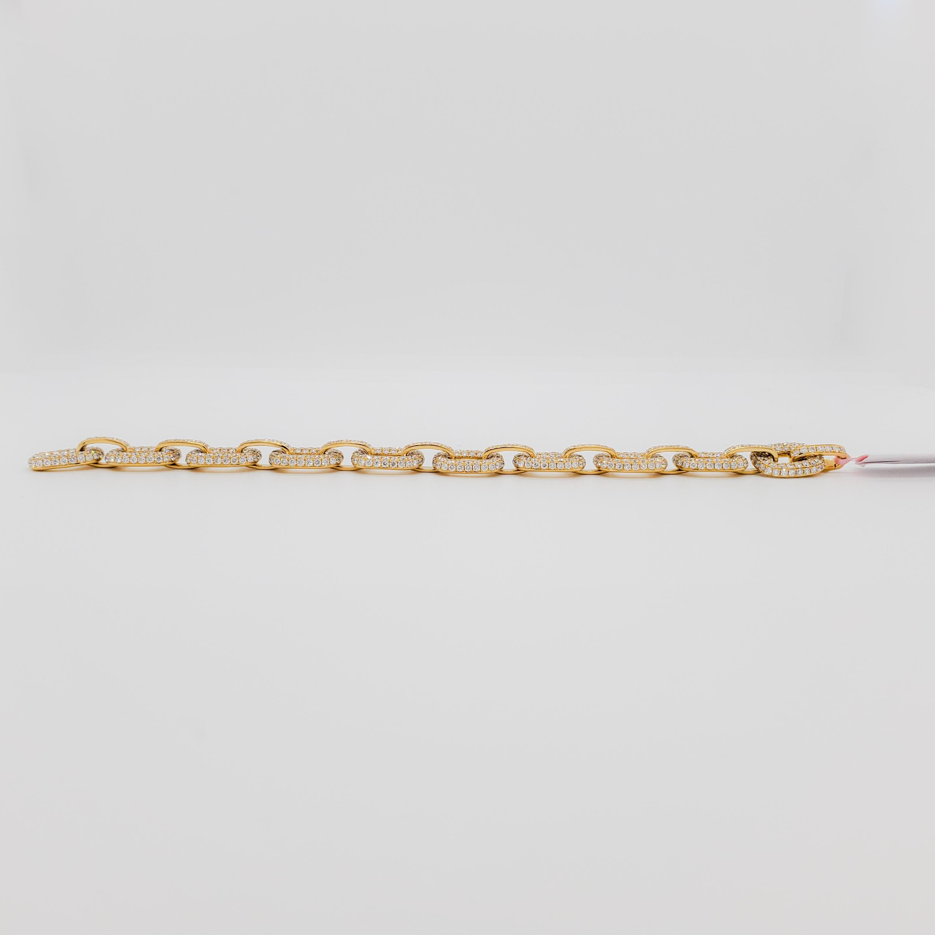 White Diamond Pave Link Bracelet in 18k Yellow Gold In New Condition In Los Angeles, CA