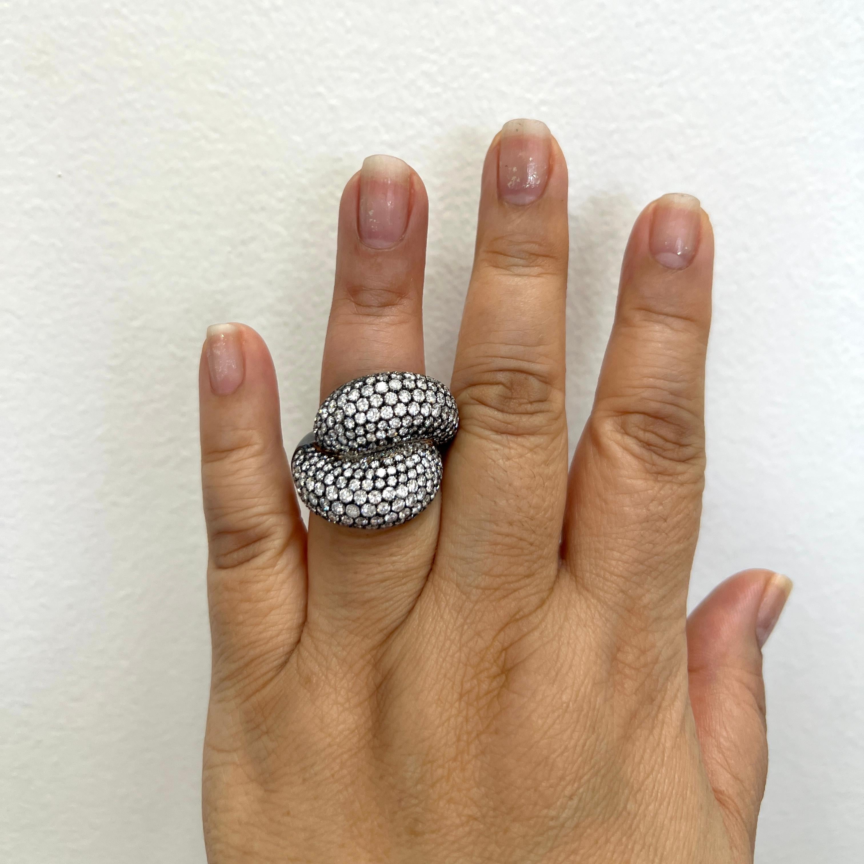 Schöner 7.48 ct. runder weißer Diamant in Pflasterung.  Handgefertigt aus 18 Karat Weißgold und Schwarzrhodium.  Ring Größe 7,5.