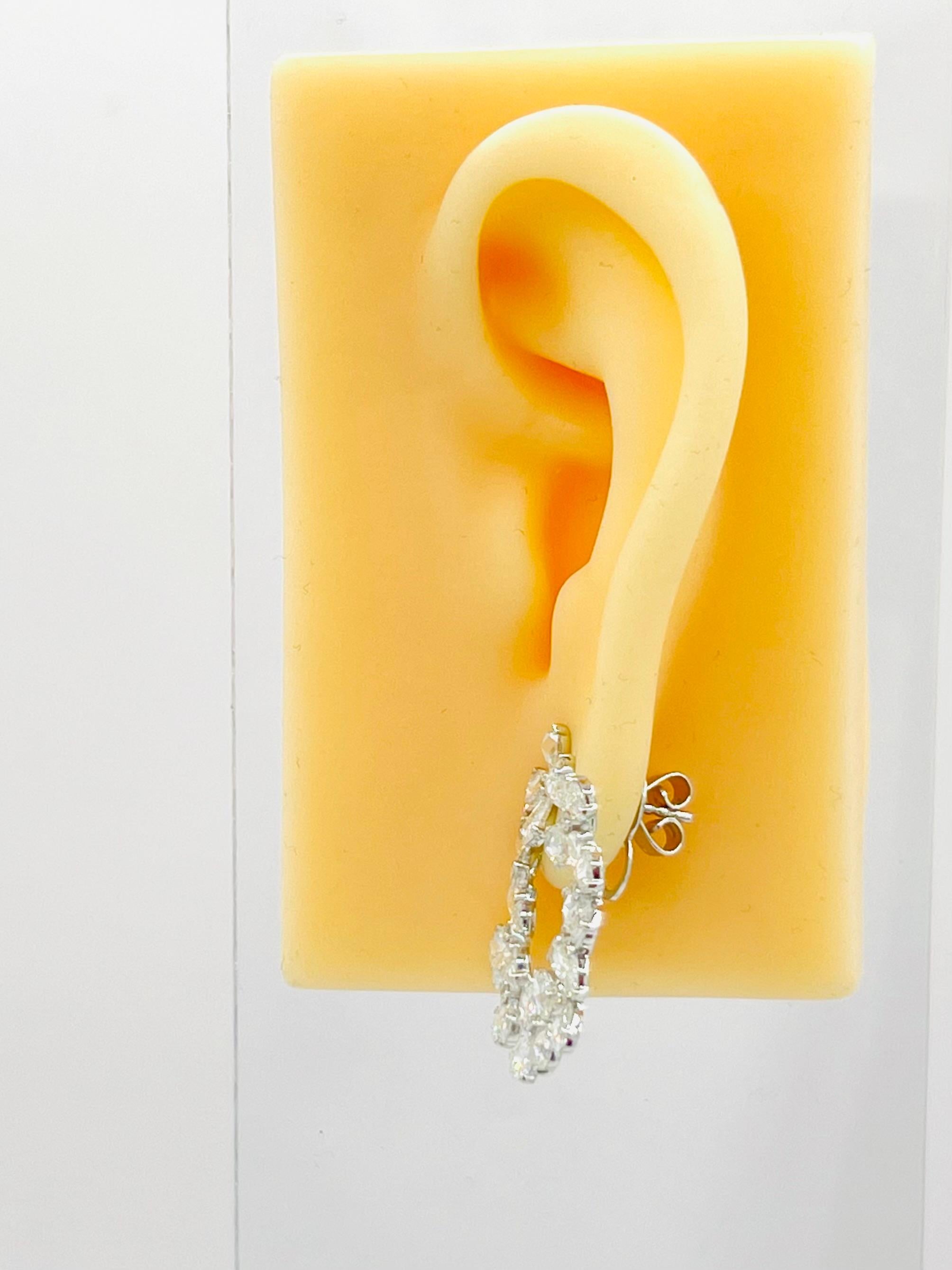 Weißer Diamant Birnen- und runder Rosenschliff-Blumen-Cluster-Ohrringe aus 18 Karat Weißgold (Tropfenschliff) im Angebot