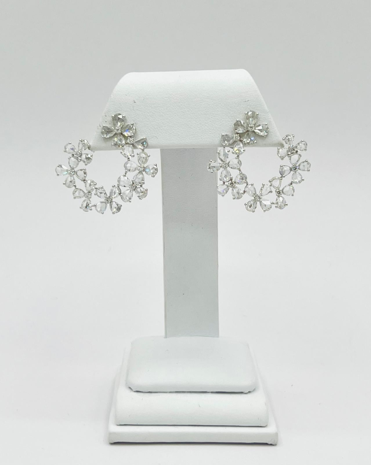 Weißer Diamant Birnen- und runder Rosenschliff-Blumen-Cluster-Ohrringe aus 18 Karat Weißgold im Angebot 3