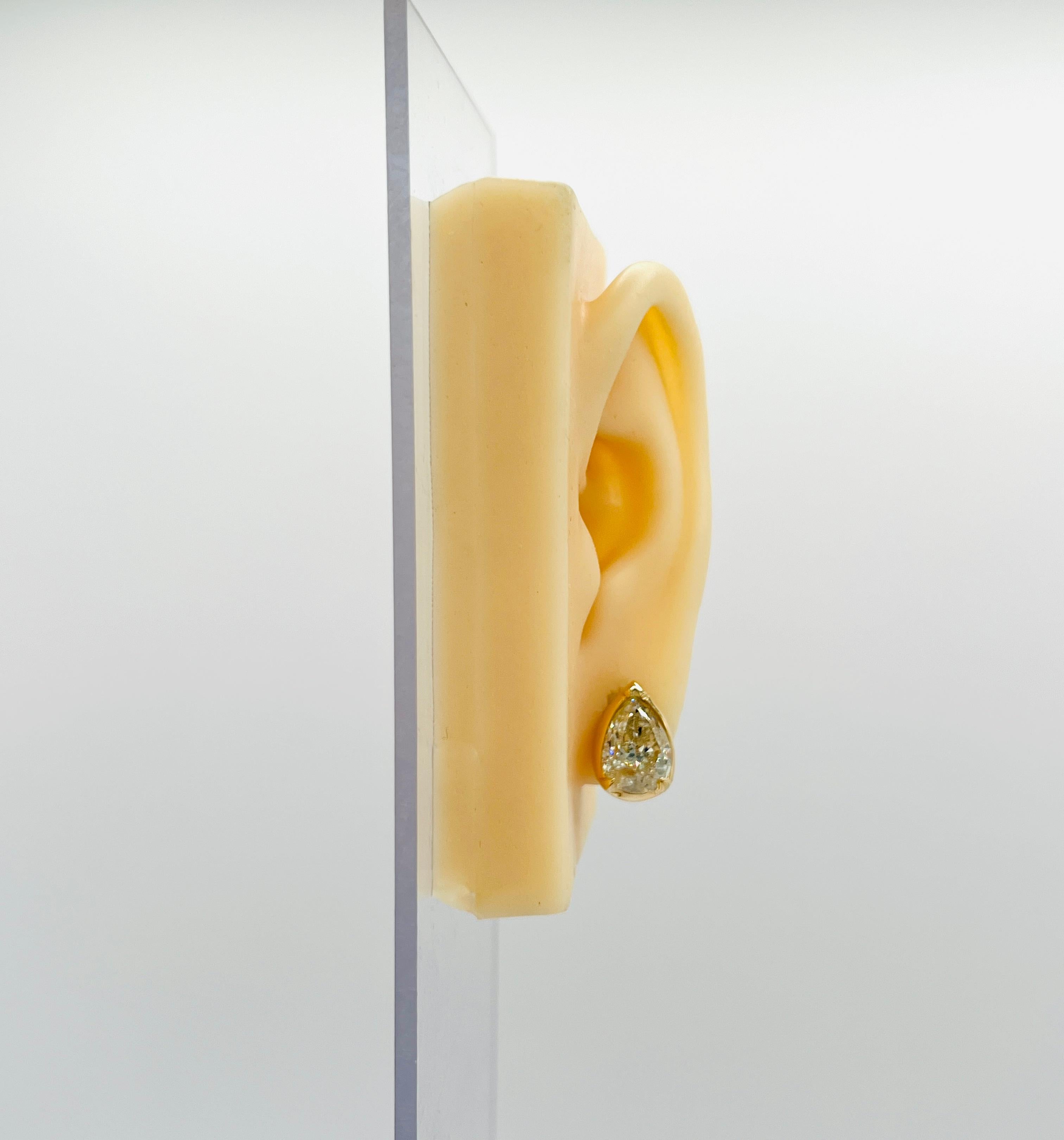 Bellissimi orecchini a pera con diamanti bianchi da 7,55 ct.  Realizzato a mano in oro giallo 18 carati con montatura push back.