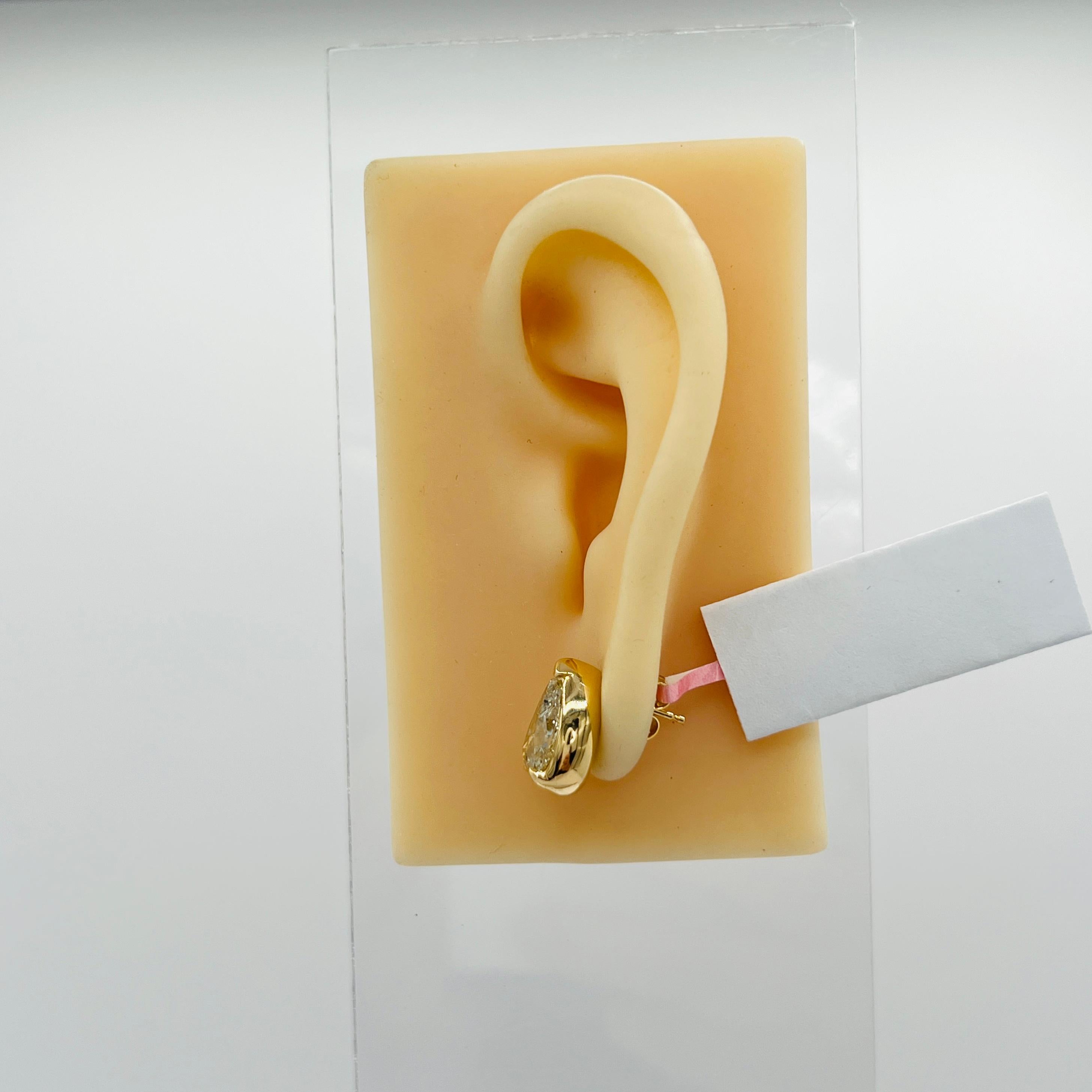 Taglio a goccia Orecchini con diamante bianco a forma di pera in oro giallo 18 carati in vendita
