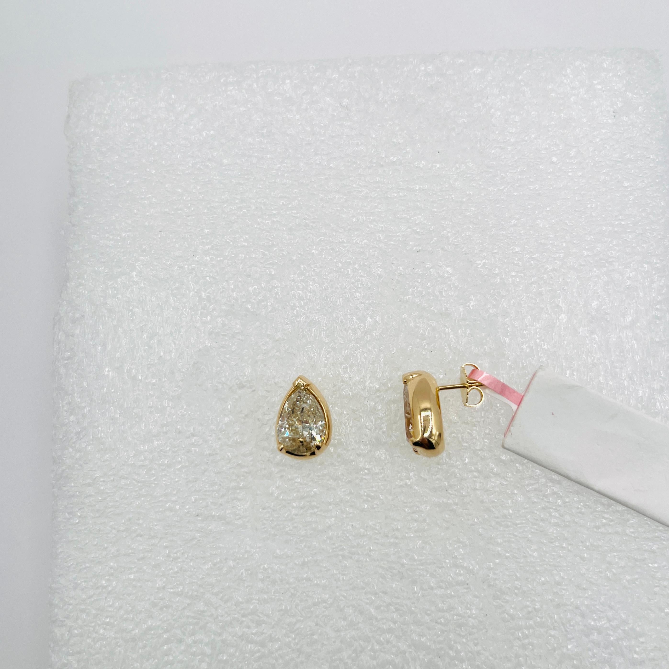 Orecchini con diamante bianco a forma di pera in oro giallo 18 carati In condizioni Nuovo in vendita a Los Angeles, CA