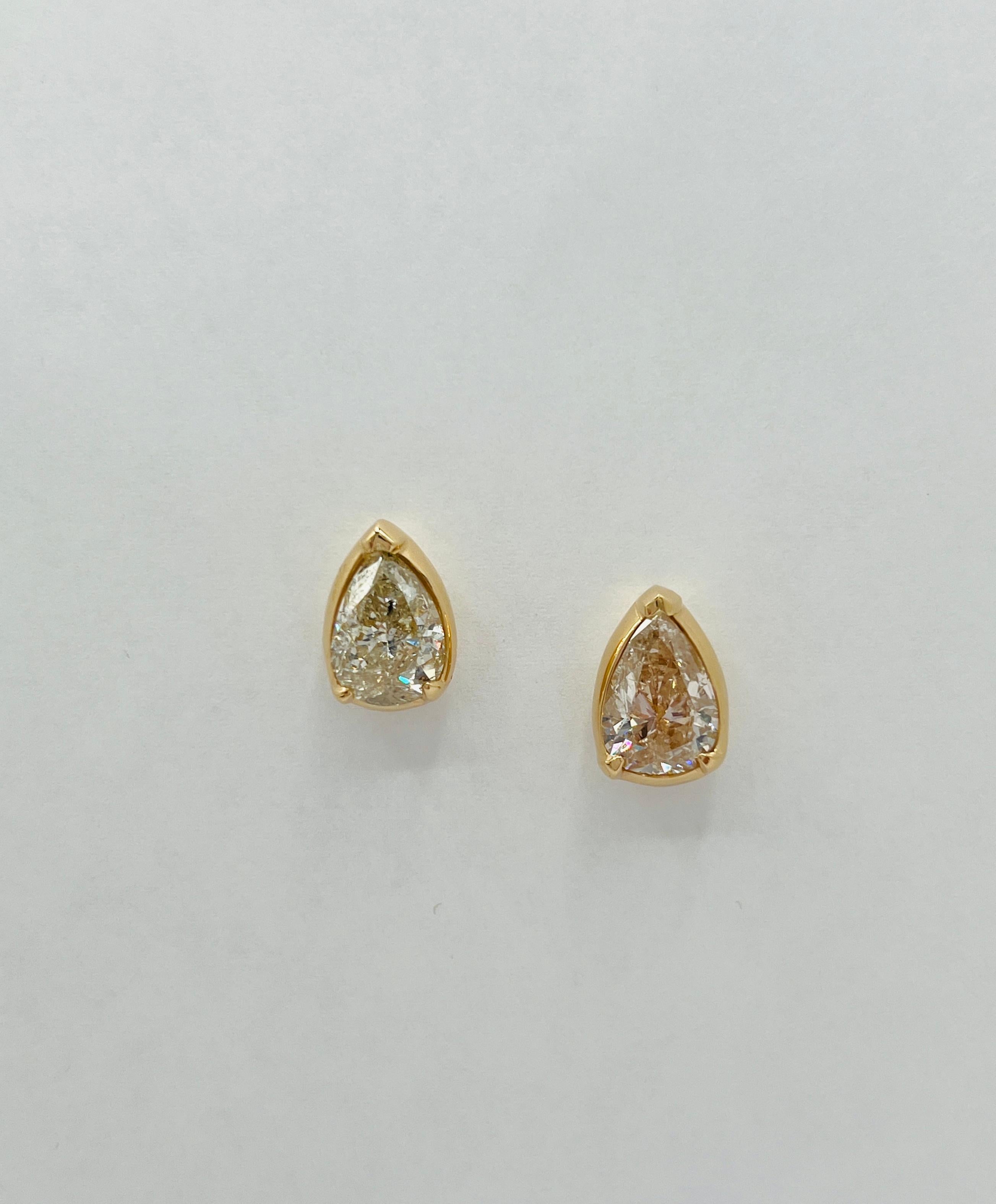 Orecchini con diamante bianco a forma di pera in oro giallo 18 carati