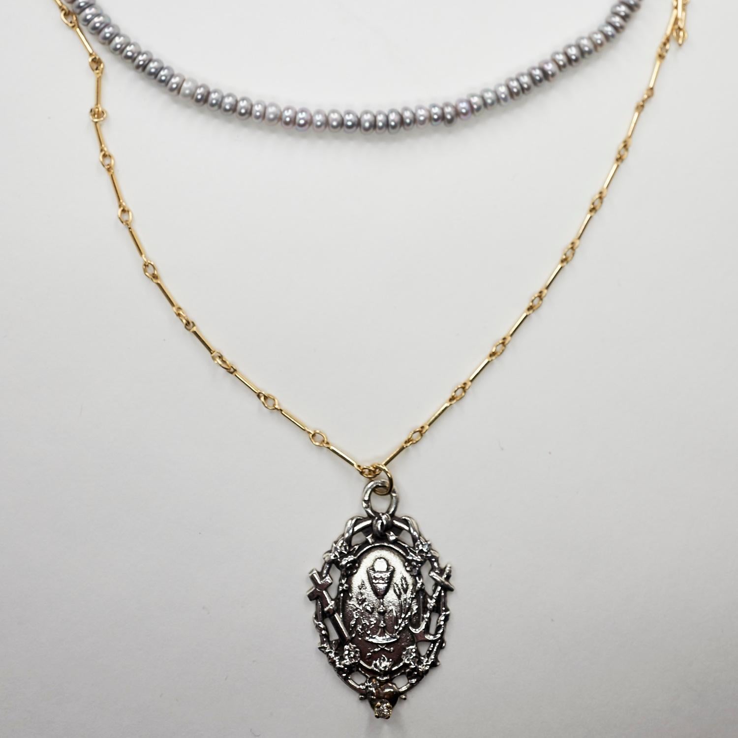 Weißer weißer Diamant Perlenkette Choker Doppelreihige Halskette mit Medaillon-Anhänger J Dauphin (Brillantschliff) im Angebot